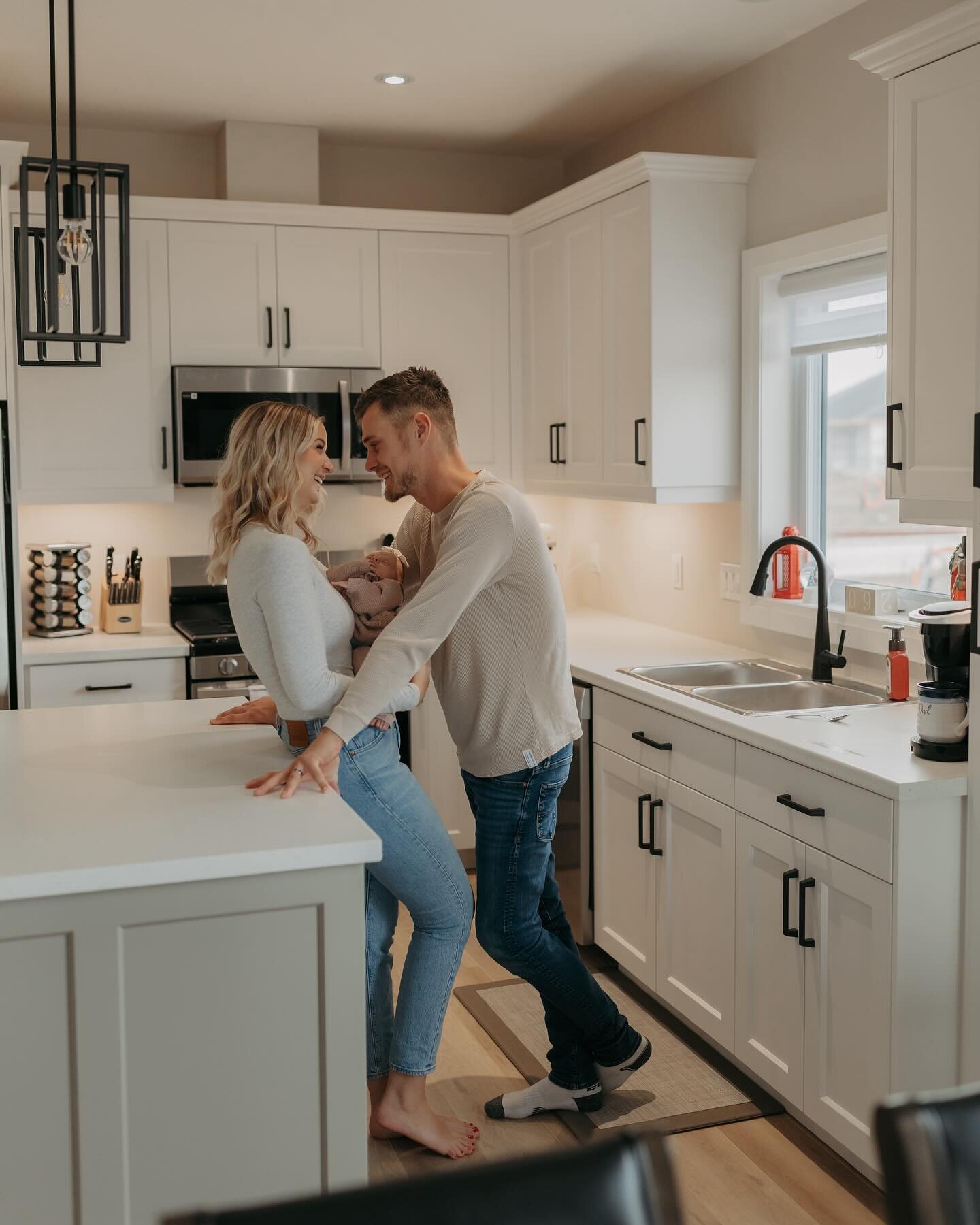 Newborn photos in the kitchen? Yes please! 🤩🤩