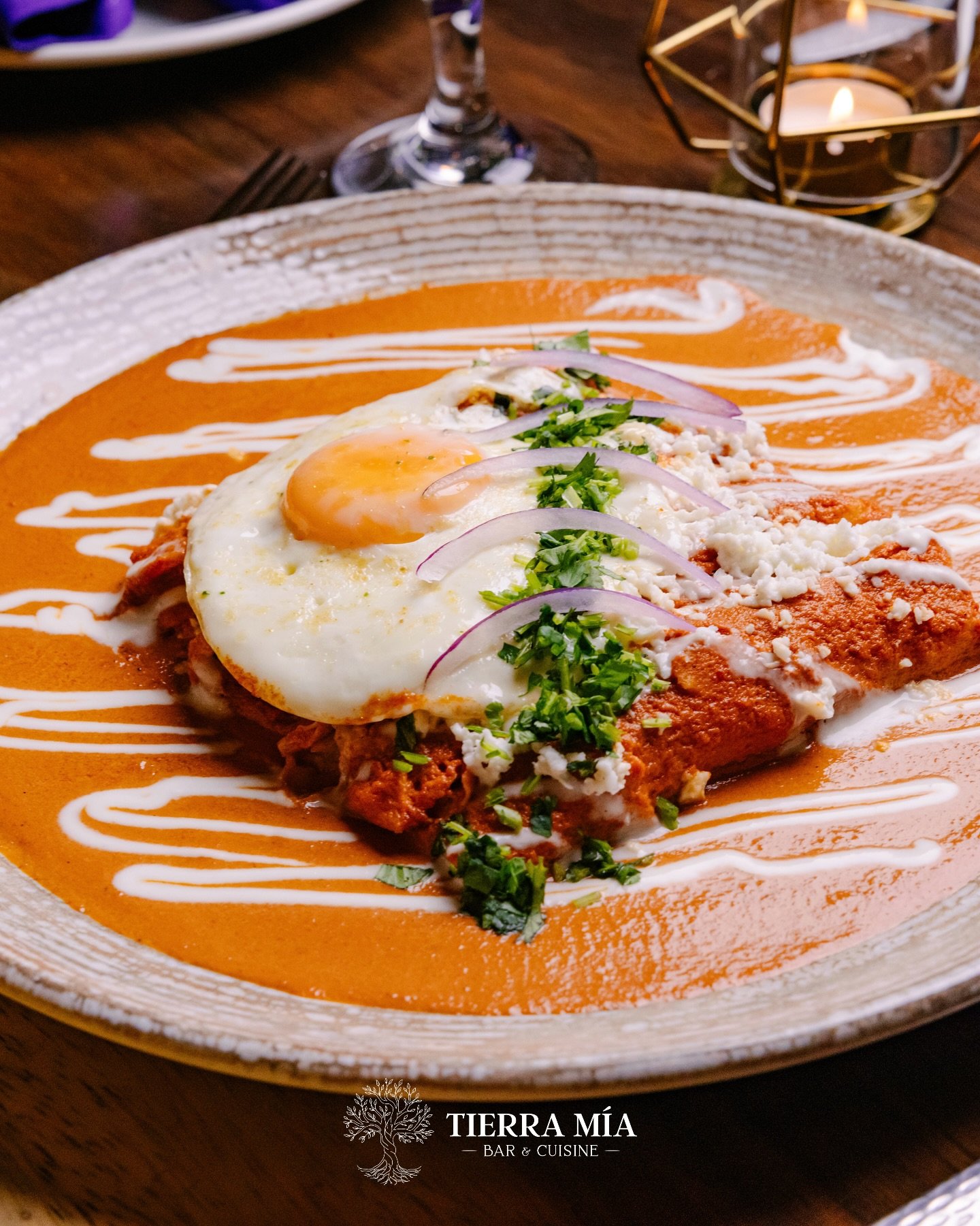 Un cl&aacute;sico reinventado: enchiladas rojas ba&ntilde;adas en salsa cremosa, coronadas con huevo estrellado y el toque perfecto de frescura.✨🇲🇽 
#CocinaMexicana #SaborConEstilo #BrunchGourmet #Nogales #NogalesSonora