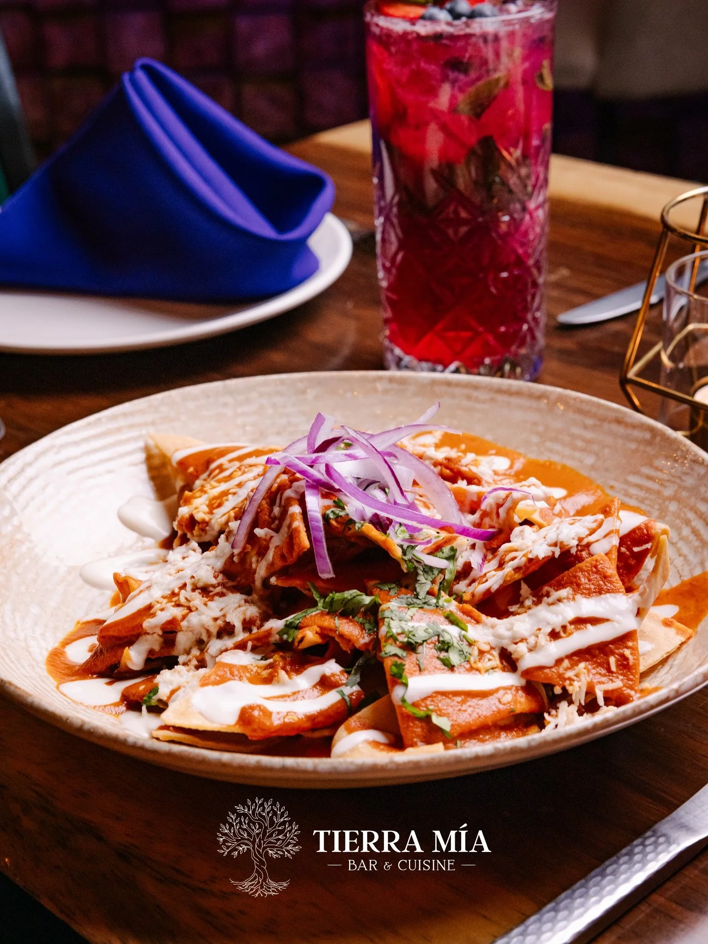 Chilaquiles rojos bien servidos y con todo el sabor 🌶️🔥