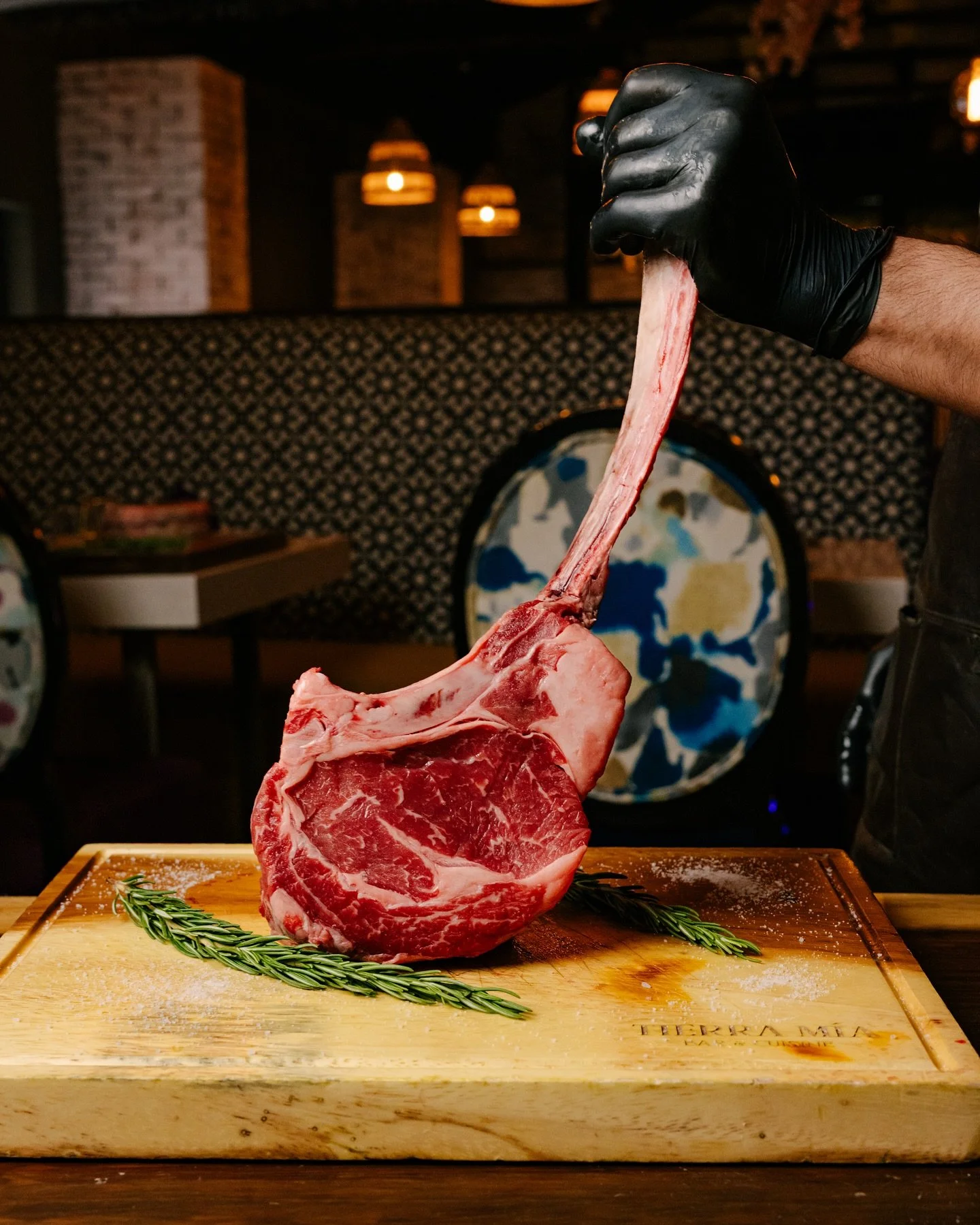 🥩 Elegancia en cada corte. Nuestro Tomahawk, una obra maestra de sabor y presencia, listo para una experiencia culinaria inolvidable.
#TomahawkSteak #TierraM&iacute;a