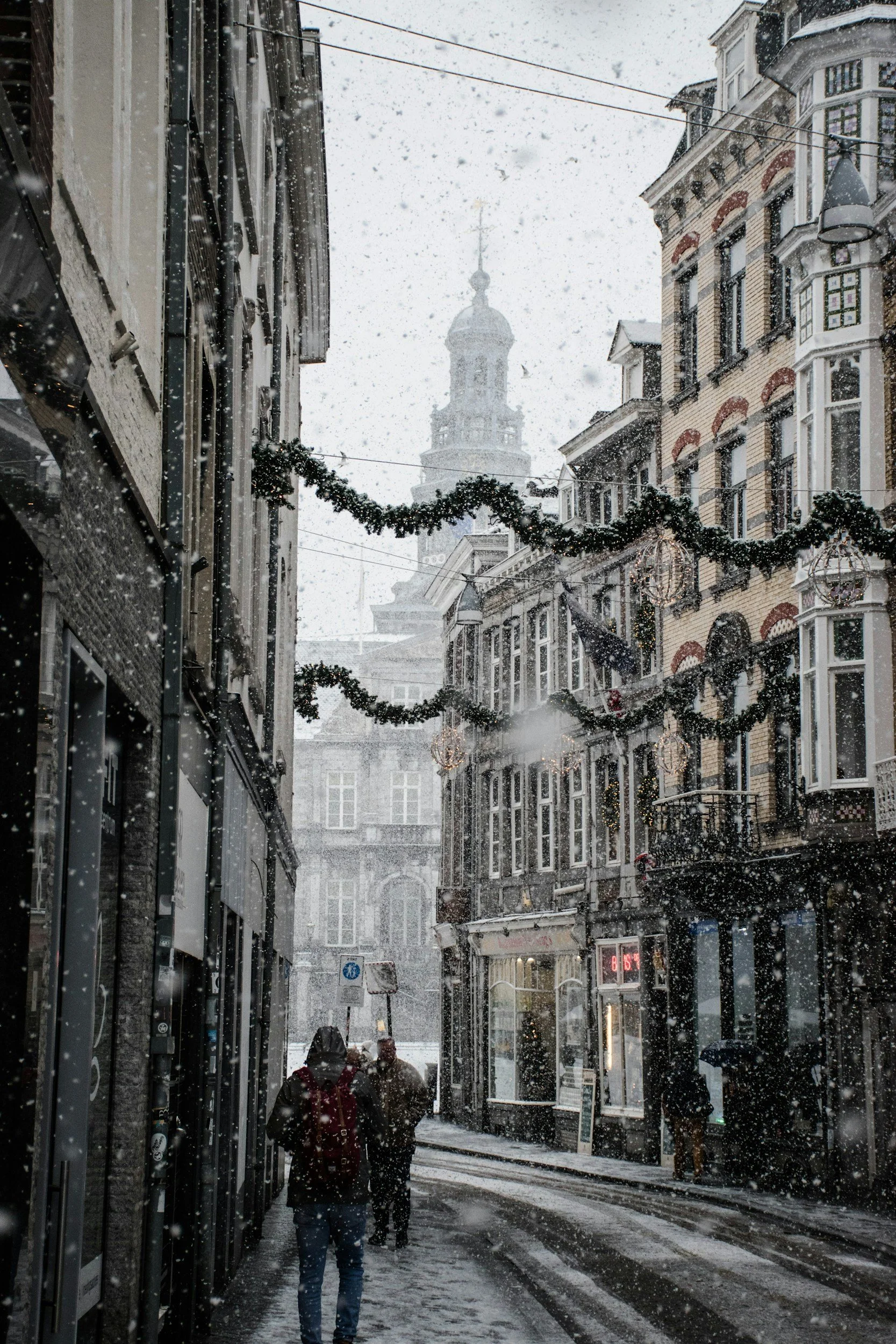It’s Beginning to Look a Lot Like Christmas: The Science of Noticing Small Signs