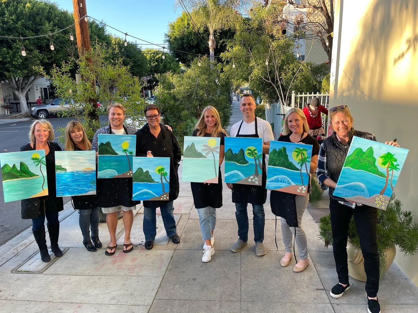 Mahalo to everyone who joined us at @brushstrokesandbevs in #LongBeach! So many talented artists in the &lsquo;ohana 🧑&zwj;🎨