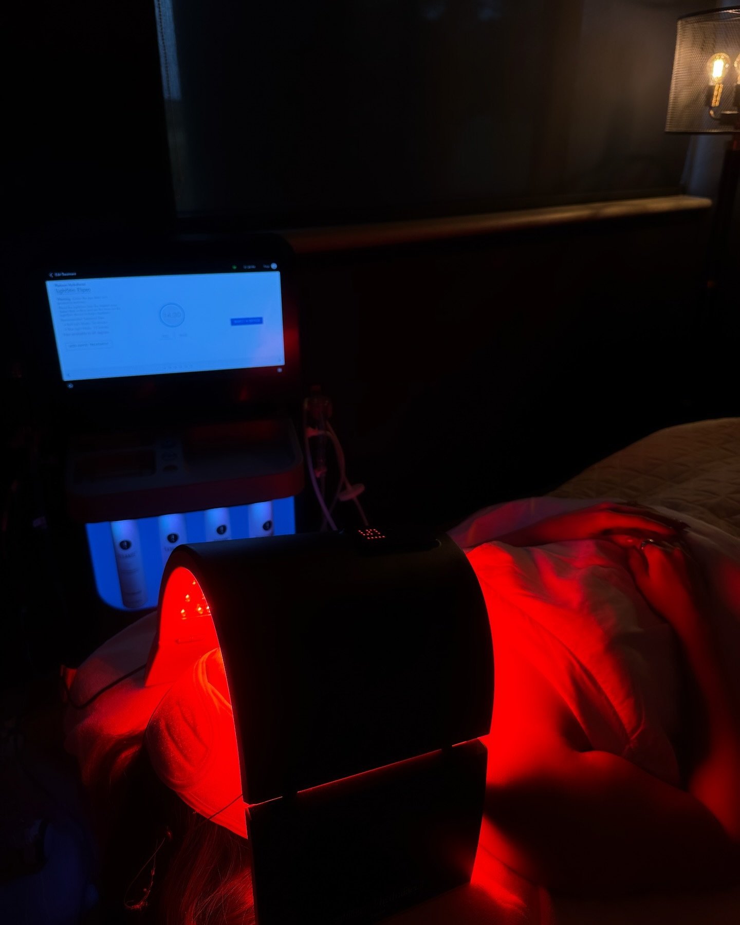 hydrafacial 🤝🏽 red light therapy

Hydrafacial Significantly Improves&hellip;
✨Pore size
✨Fine Lines
✨Texture
✨Hyperpigmentation
✨Dullness
✨Hydration

Add on a red light therapy session to any facial! Benefits: reduce the appearance of fine lines an