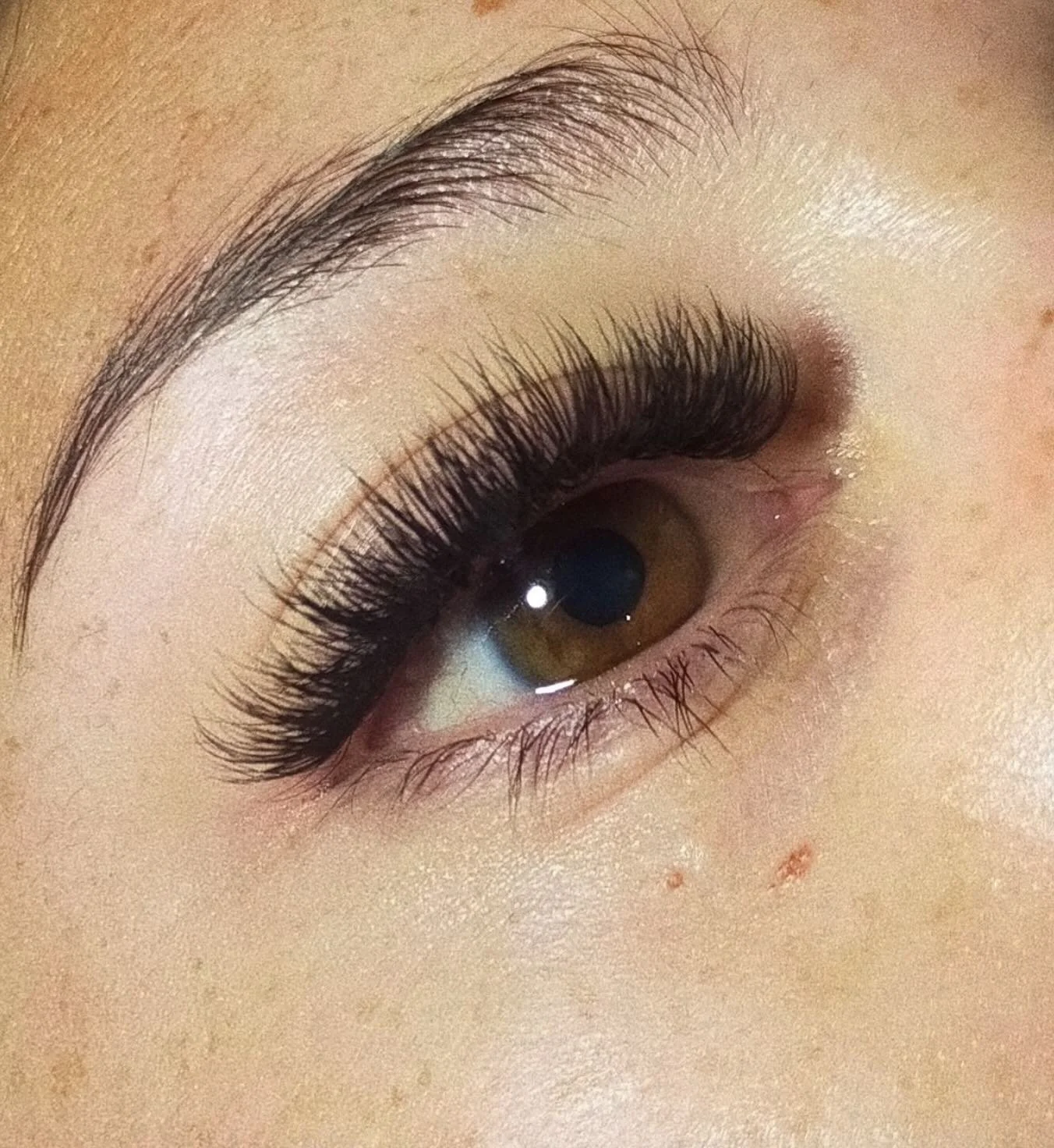 Fluffier than your fave pillow 🧸 &mdash; book your lash set with us, we&rsquo;re available for mobile lash service and salon services! 
.
.
.
#Eyelashbali #lashstudio #lashextentionsbali #Seminyak #cateye #volumelash #hybrid #classicnatural #lashsal