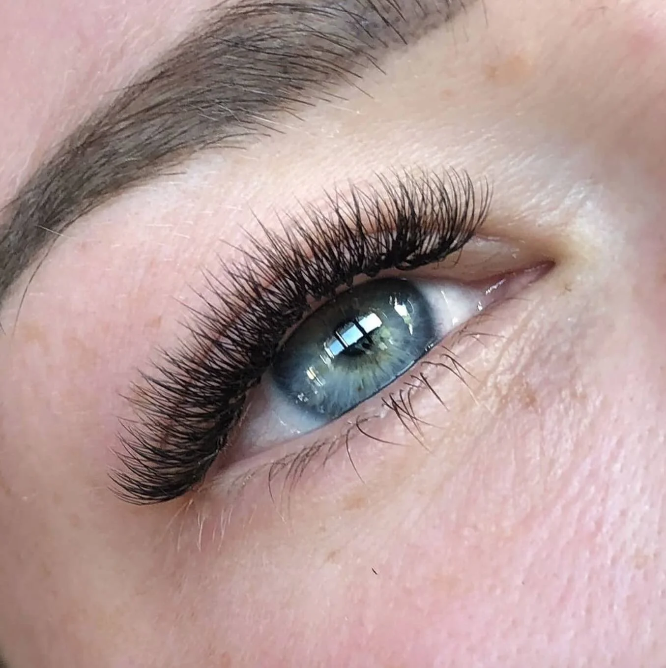 Hybrid Volume = the perfect middle ground 😍 DM to book your next set!
.
.
.
#Eyelashbali #lashstudio #lashextentionsbali #Seminyak #cateye #volumelash #hybrid #classicnatural #lashsalon #lashes #lashextensions #volumelashes #eyelashextensions  #lash