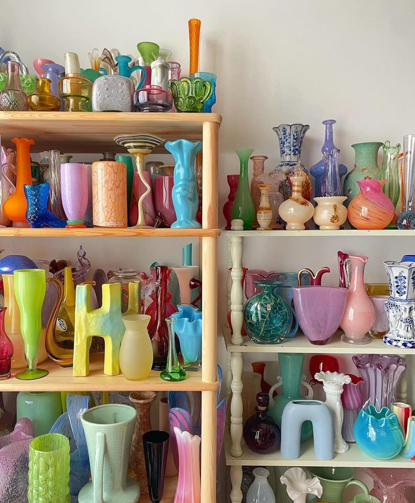 vase collection GOALS 🔥 when we eventually live in a house with more storage one day, try and stop me from having shelves like this everywhere 😍😍😍

via @cc_tomoy