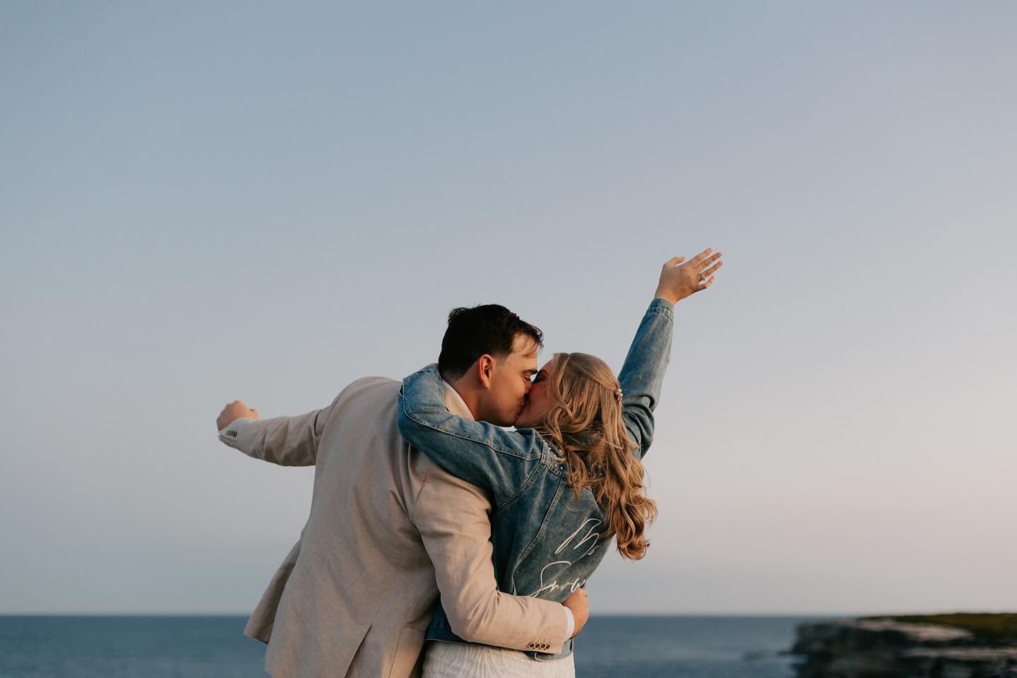 Allow me to introduce&hellip; Mr and Mrs Snow ❄️ 

What an honour it was marrying Emily and Robbie 🥰
Both soooo lovely, warm and funnnn. Just my kind of people.

Can&rsquo;t wait to share more from their wedding day! ✨

📸: photo by the incredibly t