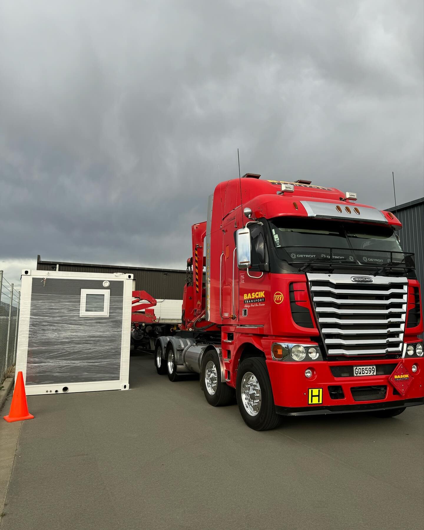 This 40ft Expander just embarked on its journey to a new home, marking yet another milestone in our mission to bring innovative living spaces to doorsteps nationwide. This isn&rsquo;t just any delivery; it&rsquo;s a 40-foot promise of comfort, sustai