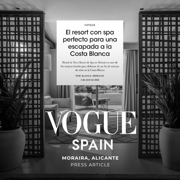 Artículo de prensa sobre un resort con spa en Moraira, Alicante, España, con una vista del balcón y la decoración interior en tonos neutros.
