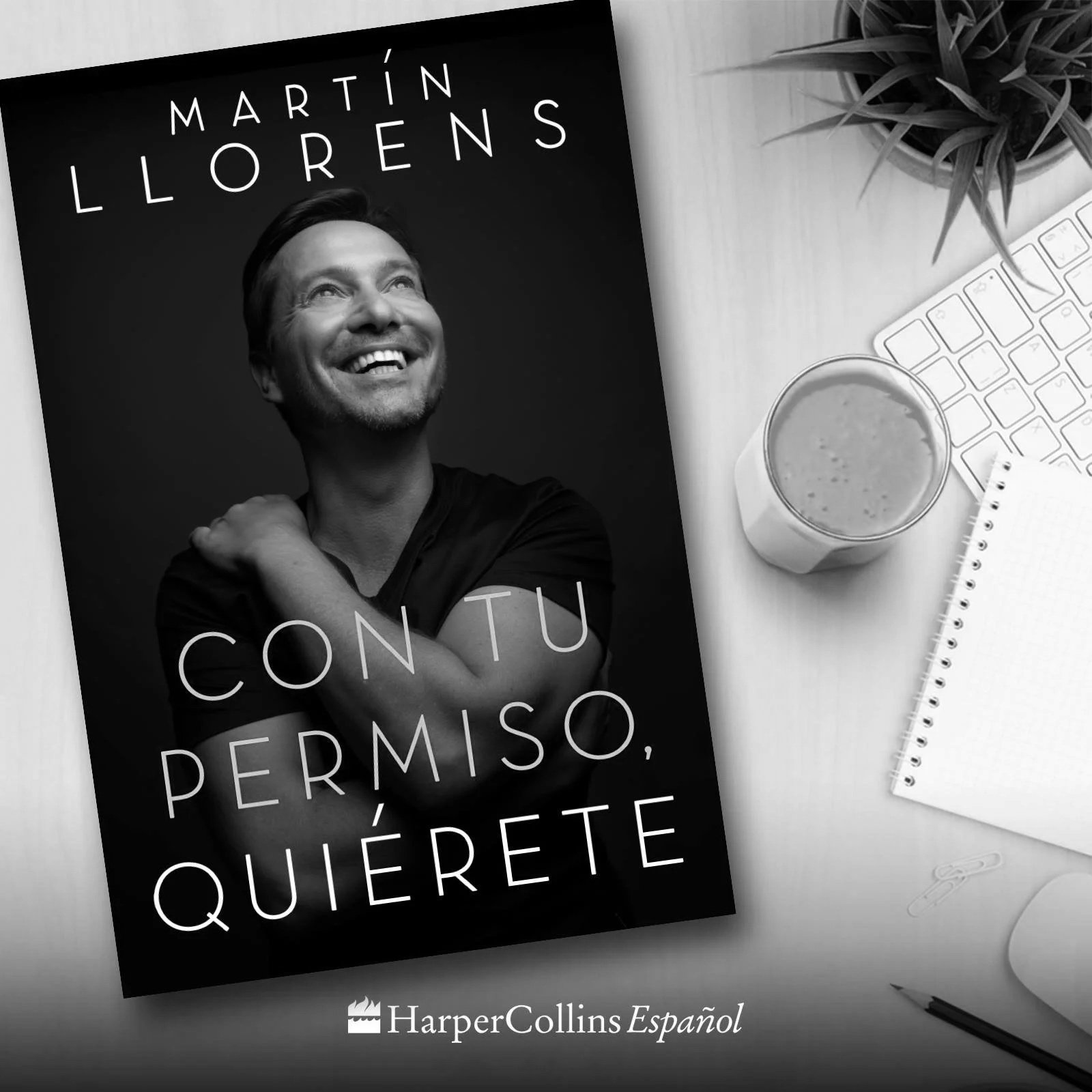 Portada de un libro escrito por Martín Llorens, con una imagen de un hombre sonriendo y mirando hacia arriba, en un entorno de oficina con una computadora, una taza con bebida, una libreta y una planta