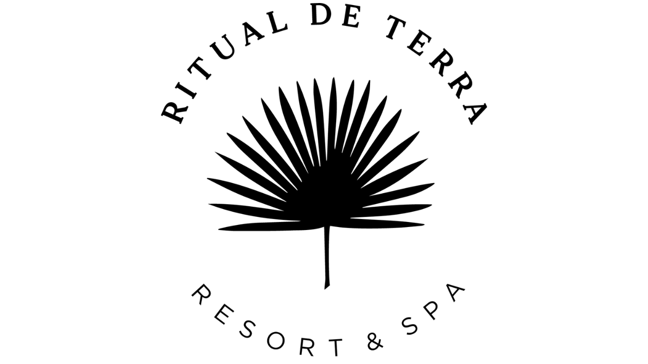 Logo de un spa de resorte con una palmera en silueta y el texto 'Ritual de Tierra Resort & Spa' en círculo.