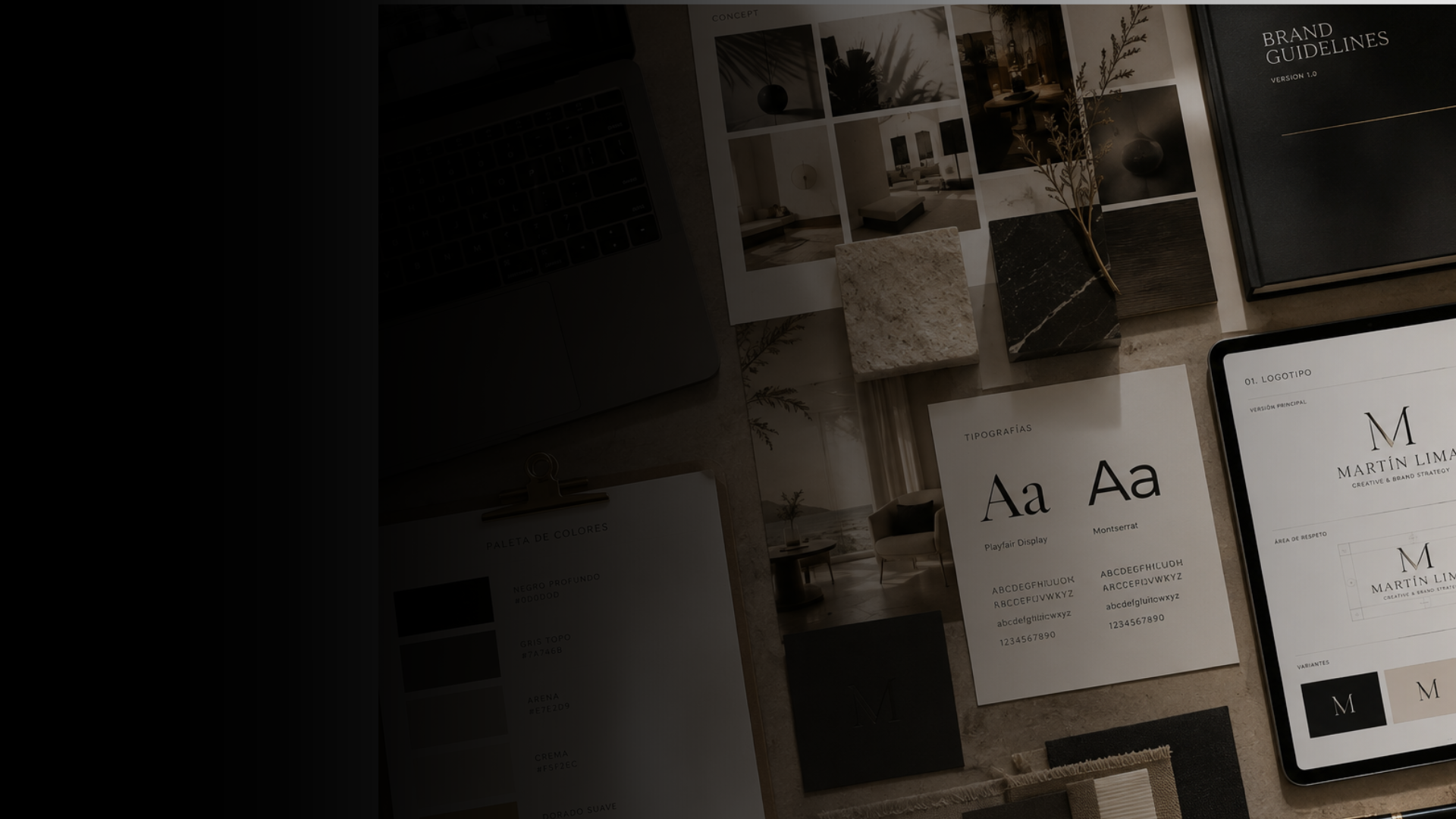 Página en una revista con muestras de tipografías, una guía de marca y materiales de diseño, junto a una computadora portátil en un escritorio.