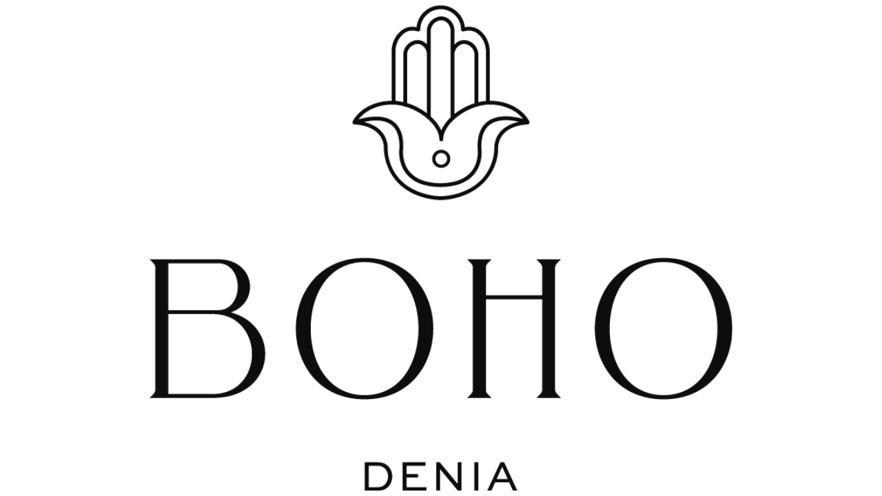 Logotipo con símbolo de una mano y un ave, y el texto 'BOHO DENIA'