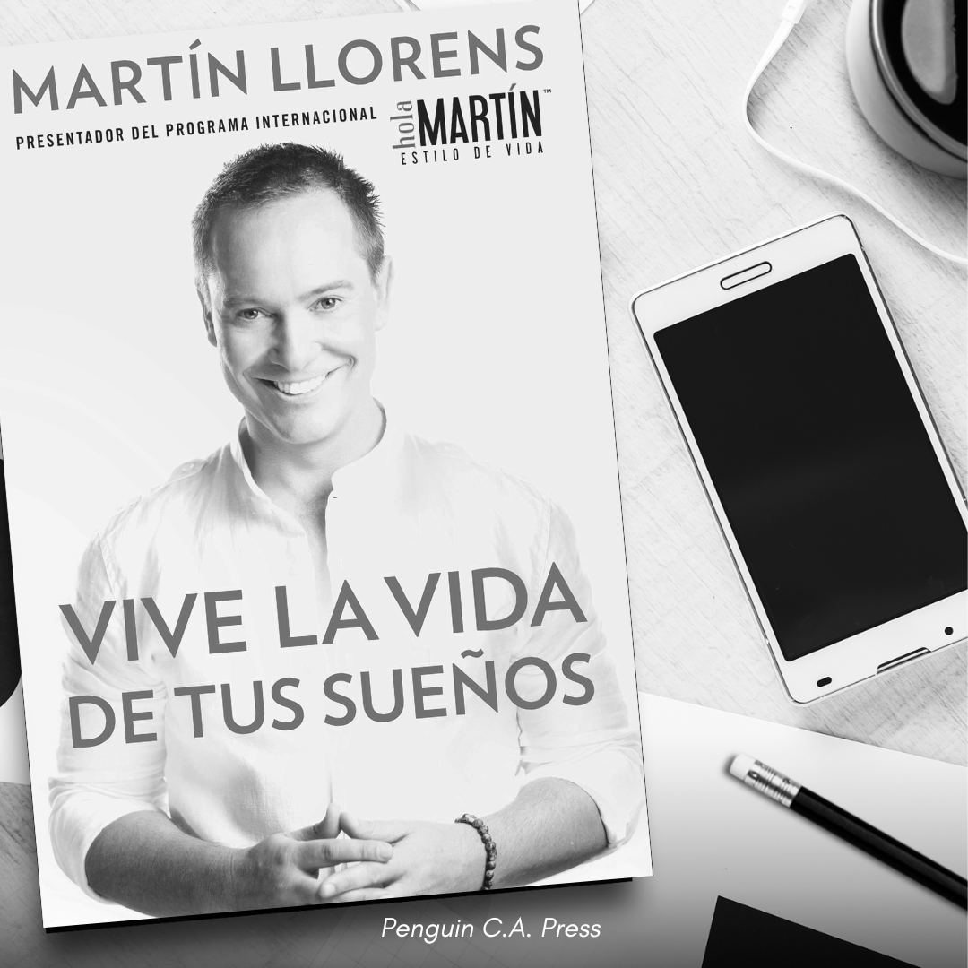 Cartel promocional en negro y blanco de Martín Llorens, presentador del programa internacional, con la frase "Vive la vida de tus sueños" y la editorial Penguin C.A. Press. Incluye una revista, un teléfono y una taza en un escritorio.