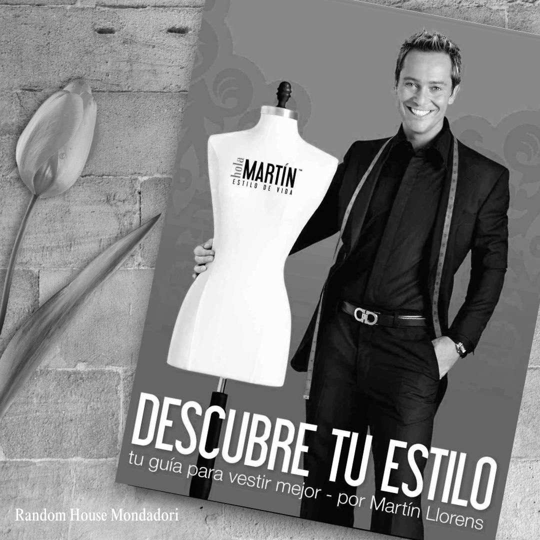 Publicidad de moda con un hombre sonriendo y sosteniendo una figura de torso en un maniquí, con texto que dice "Descubre tu estilo" y "tu guía para vestir mejor".