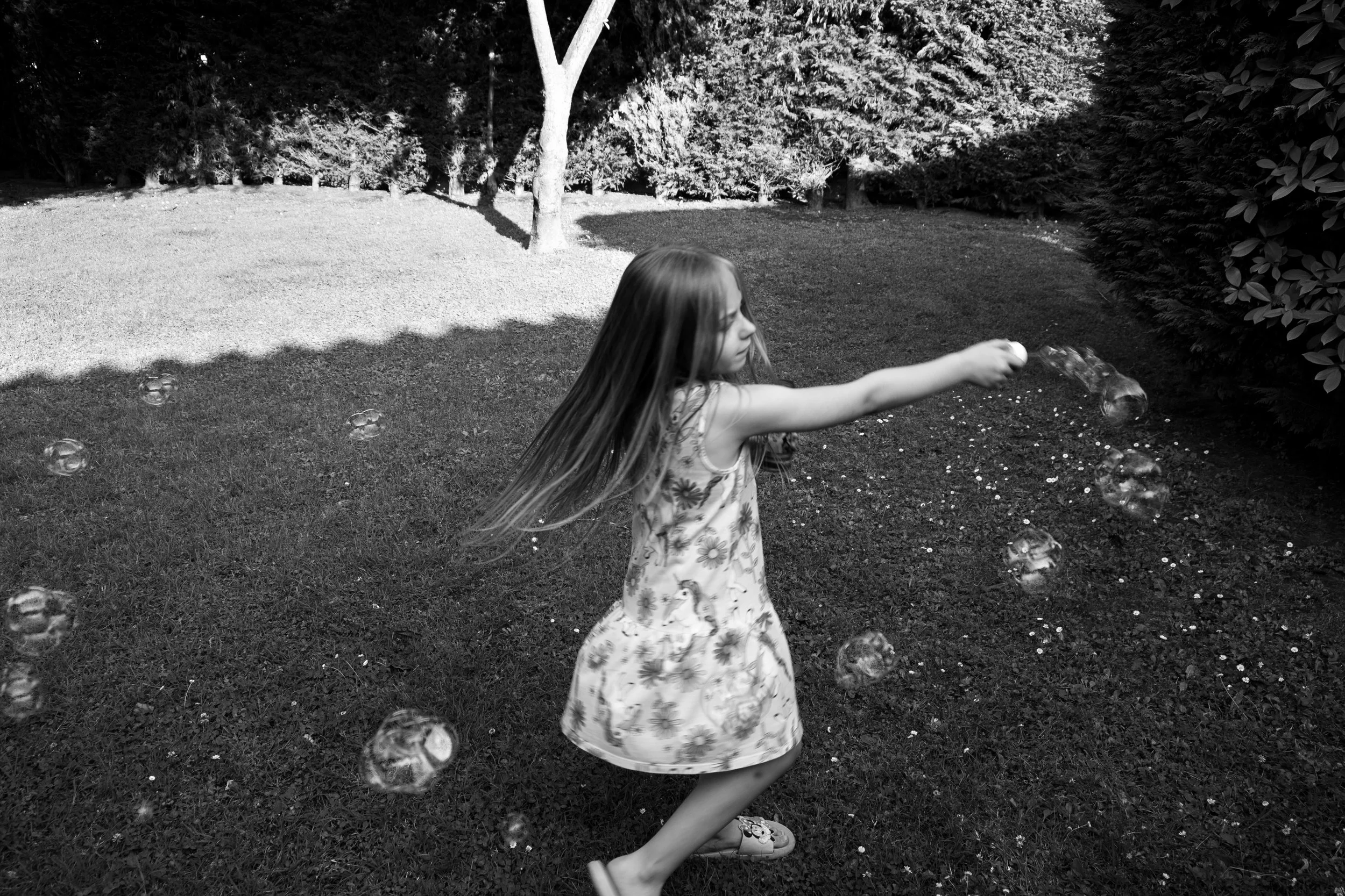 fotografia documentaria di famiglia bambina casa giardino