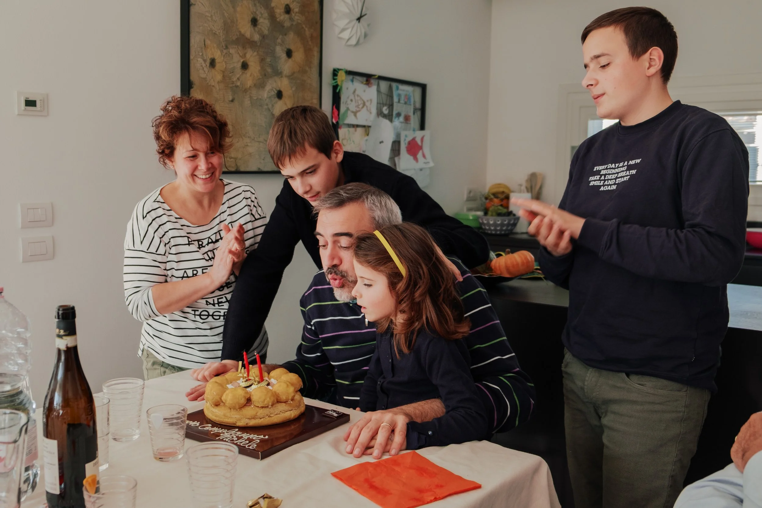 fotografia spontanea famiglia compleanno mamma papà figli