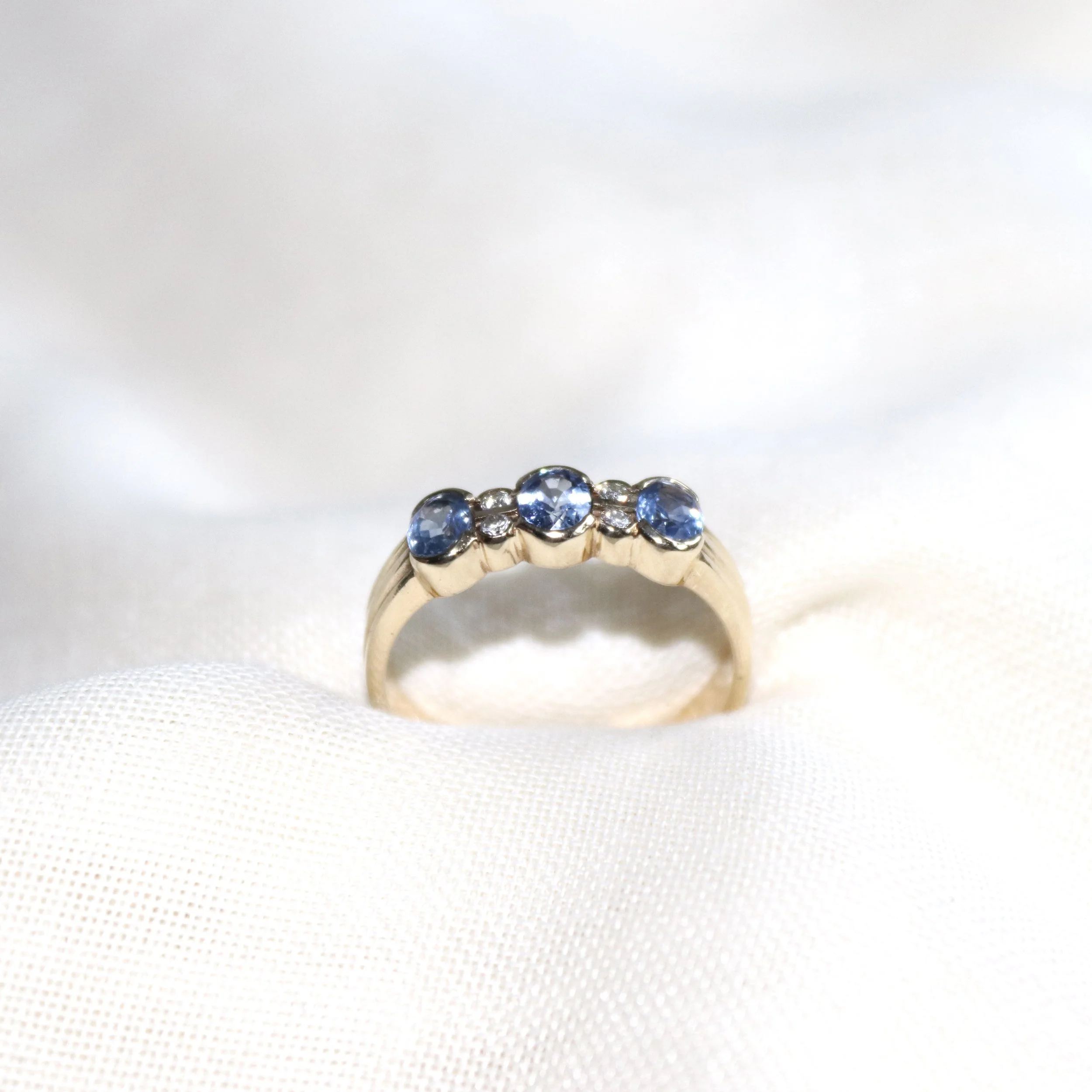 9ct gold cornflower blue sapphire.jpg