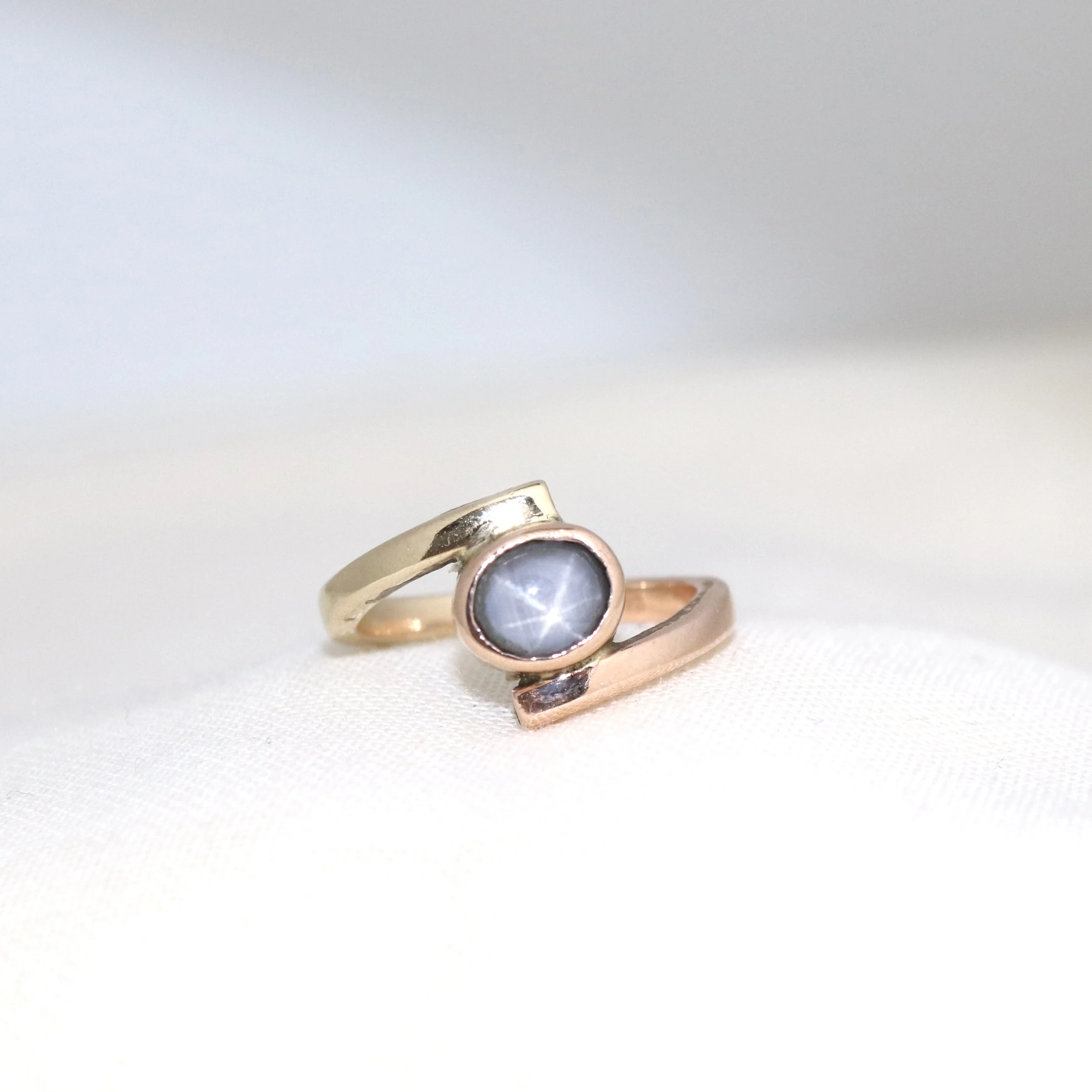 9ct Mixed Gold Star Sapphire Crossover Ring