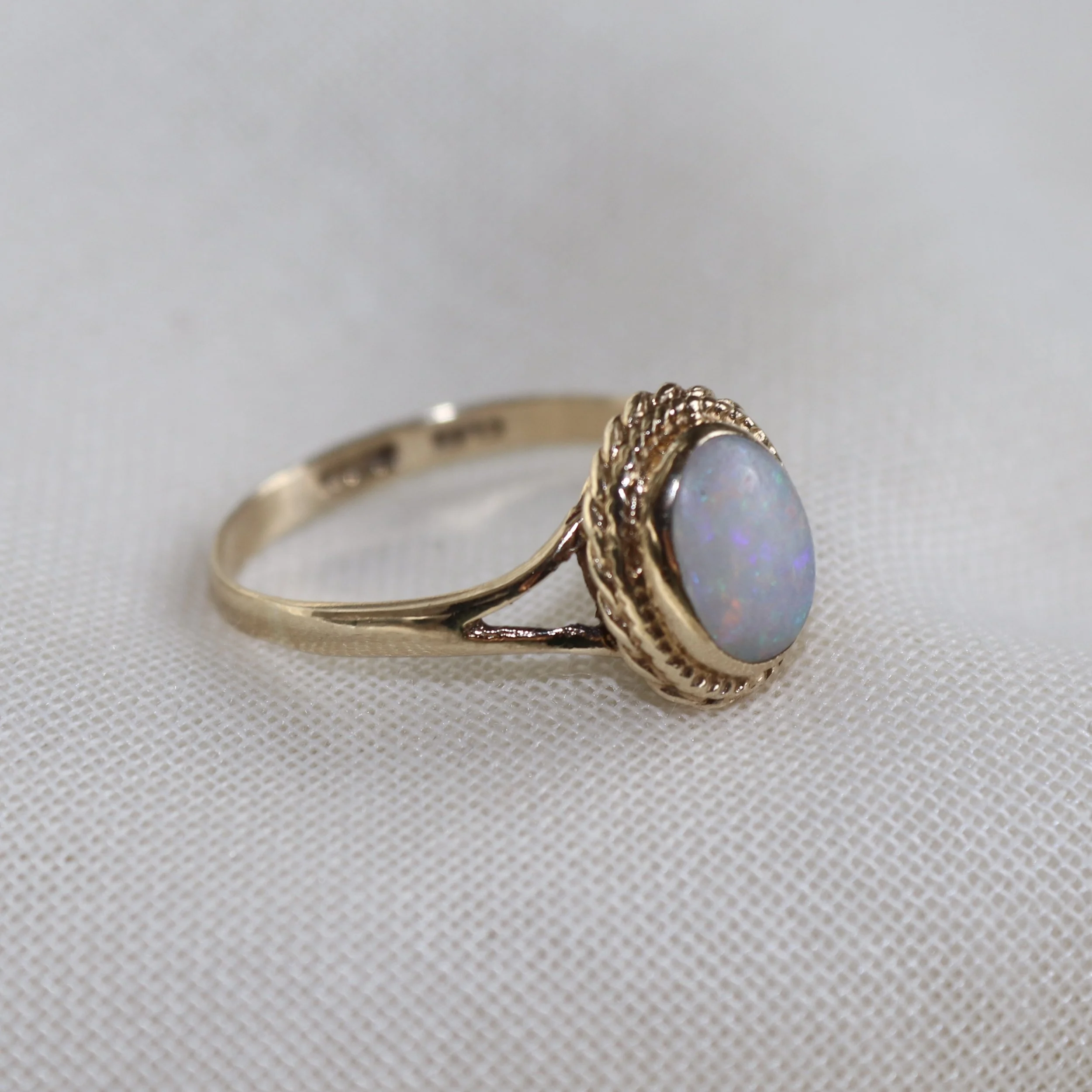 9ct opal solitaire .jpg