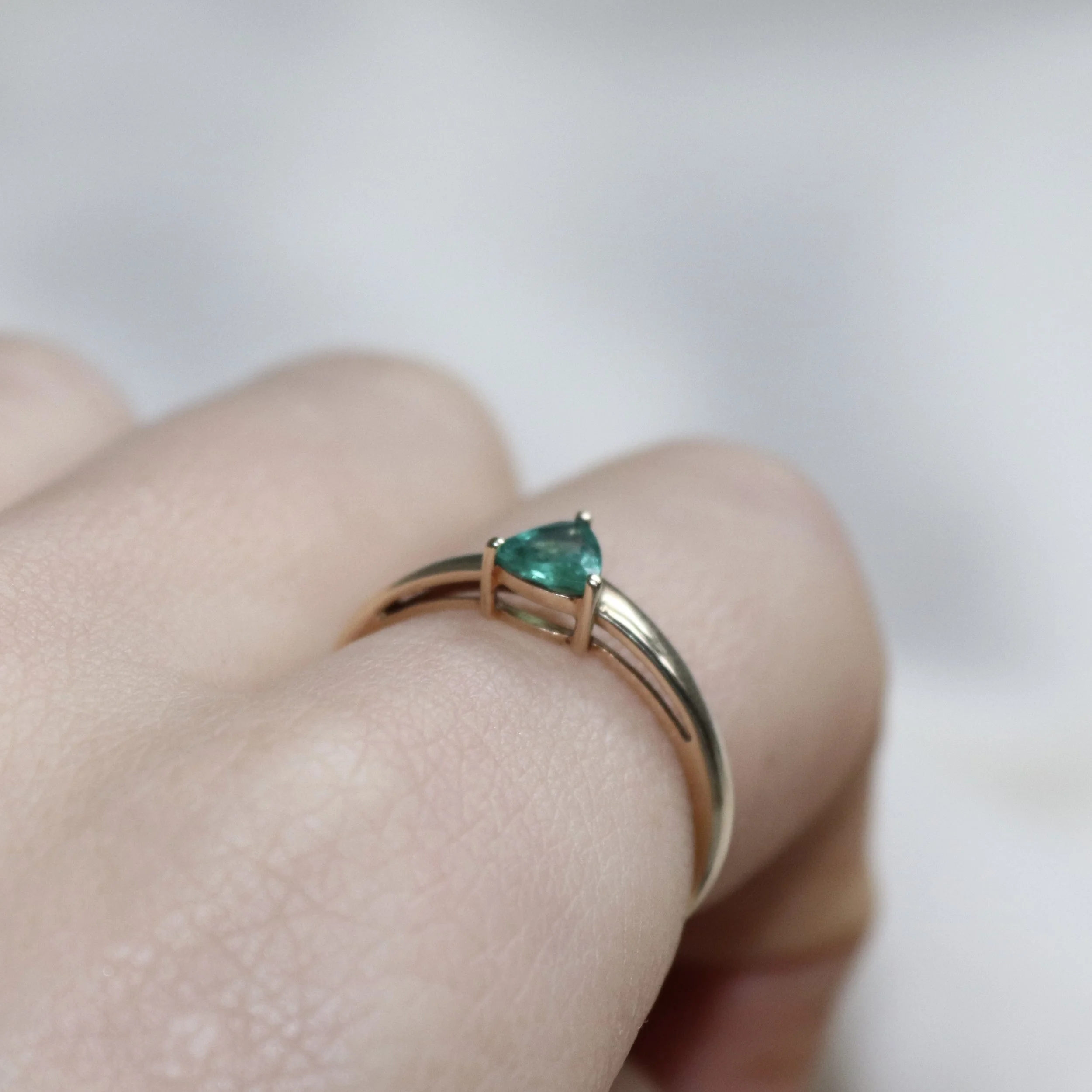 9ct gold emerald green ring.jpg