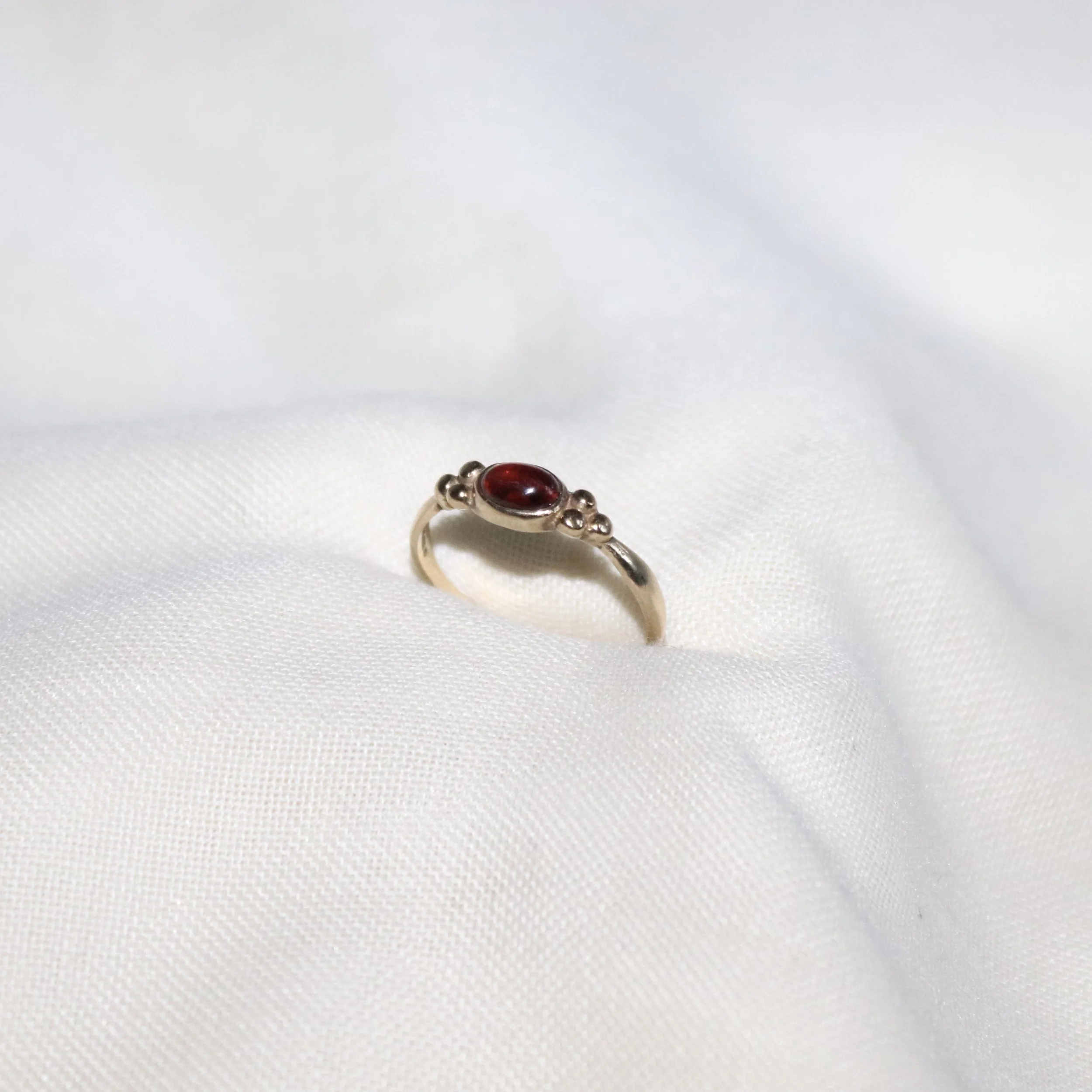 9ct garnet cabachon ring.jpg