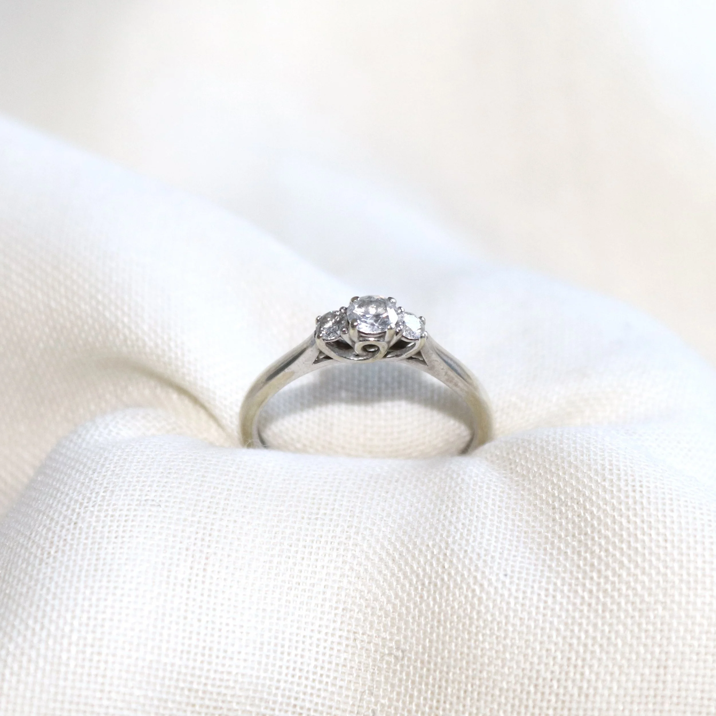 9ct white gold diamond ring.jpg