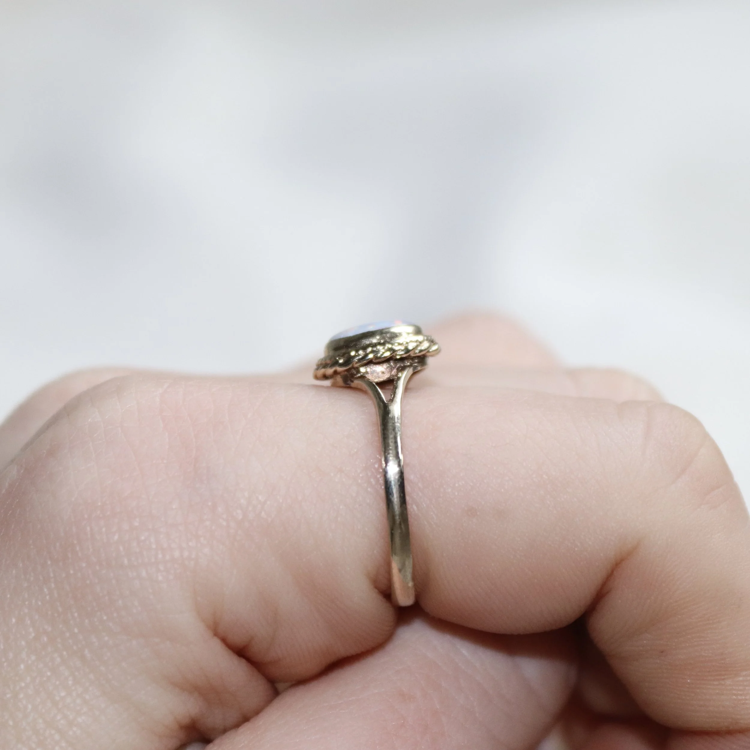 oval cabachon opal gold 9ct gold ring.jpg