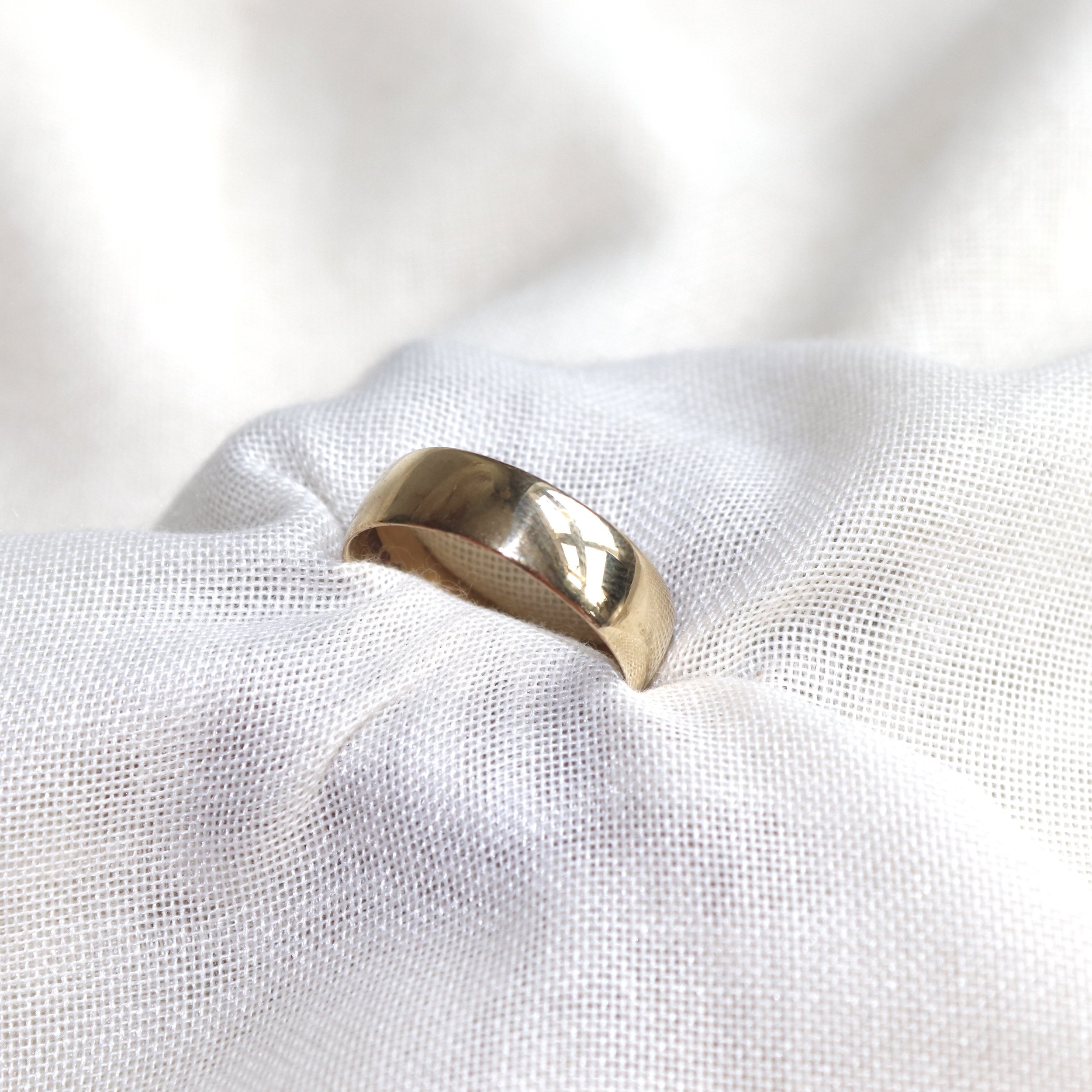 9ct gold plain wedding band ring.jpg