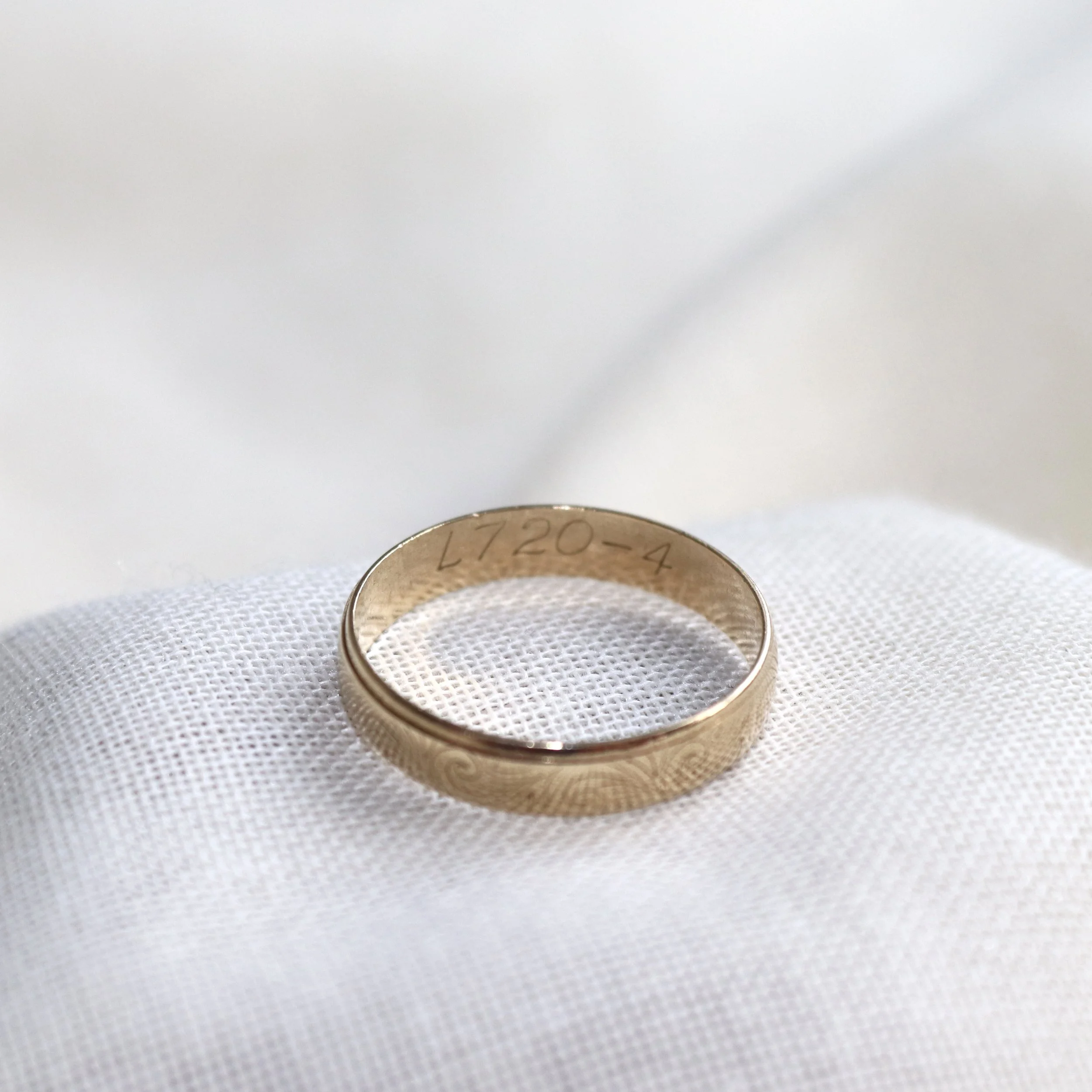 9ct gold wedding ring.jpg