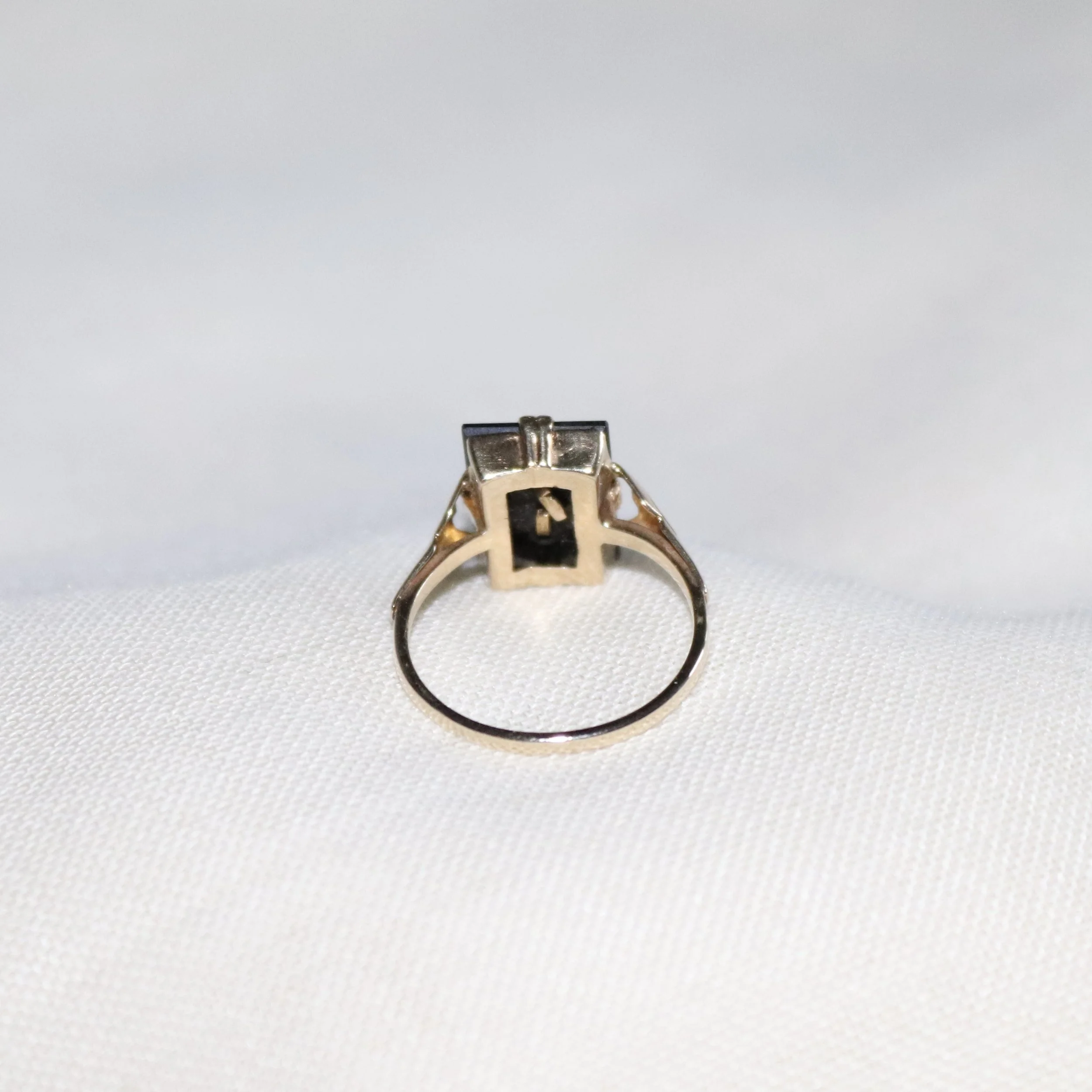 9ct gold onyx signet g ring.jpg