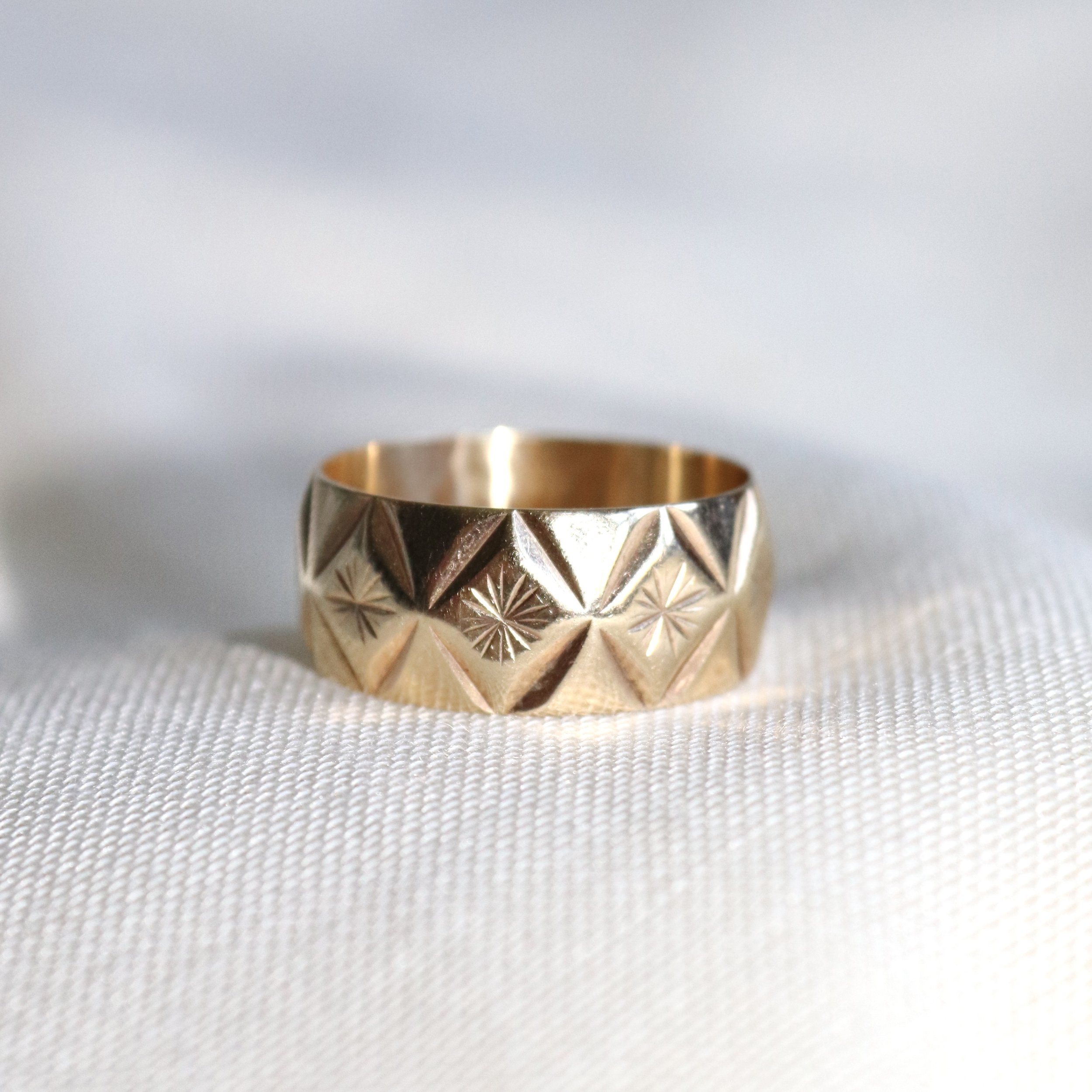 9ct yellow gold patterened band.jpg