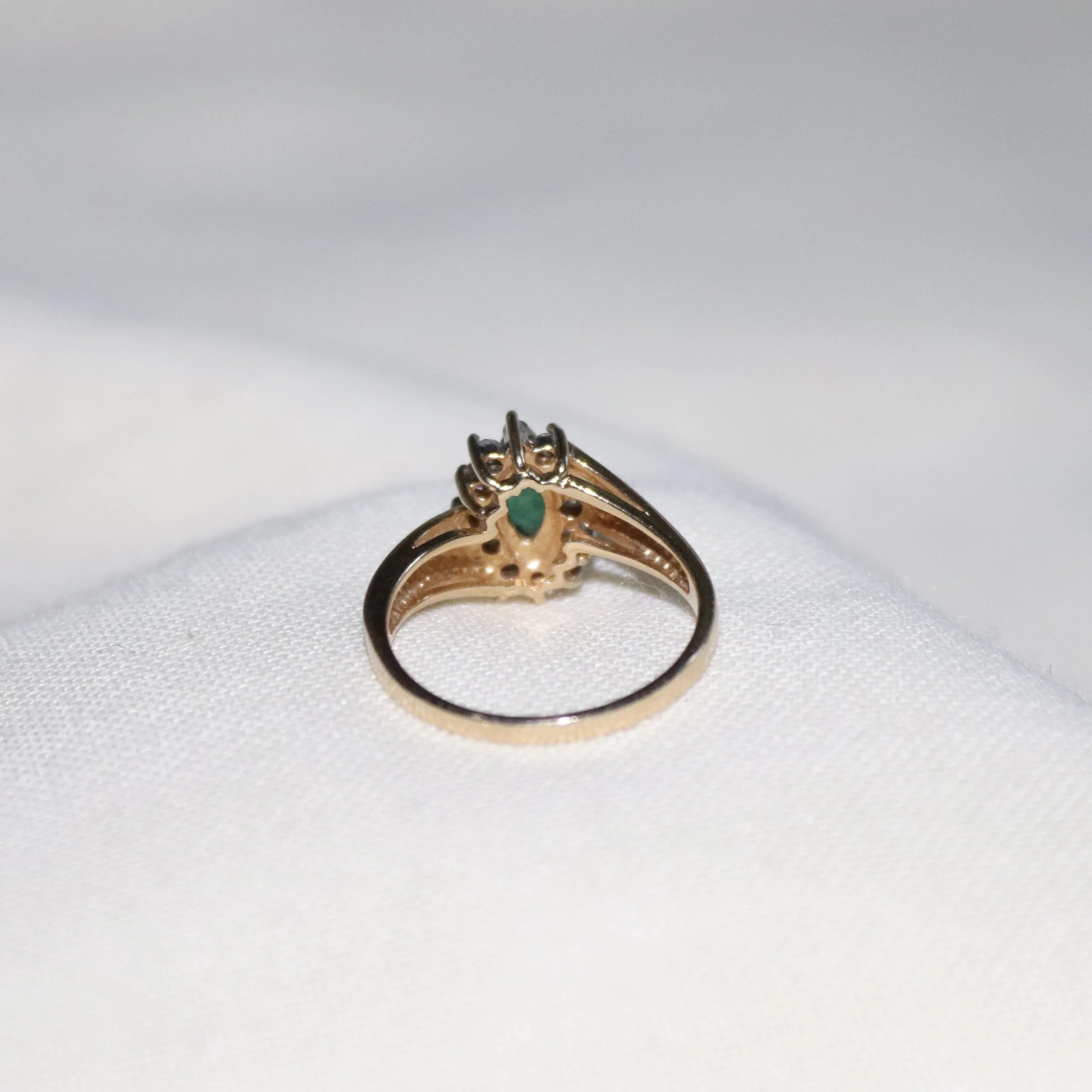 14ct gold emerald ring .jpg