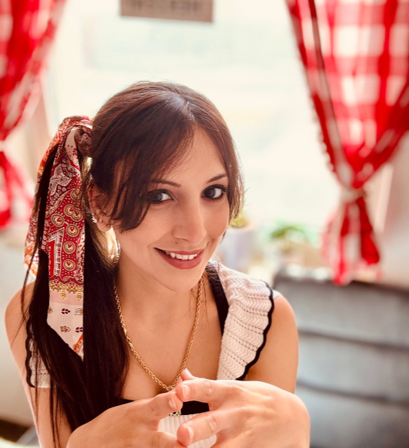 Portrait of artist Mayssam, founder of mKunstraum, architect and creator of handmade art and jewelry based in Germany