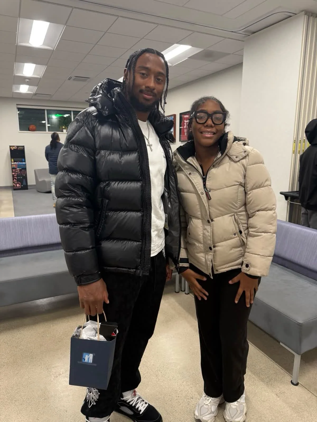 💙 Huge thank you to Del&rsquo;Shawn Phillips (@delshawnp3), Linebacker for the LA Chargers, for stopping by to visit us last week!

He shared his journey, encouraged our participants, and even blessed them with some amazing giveaways. Our youth left