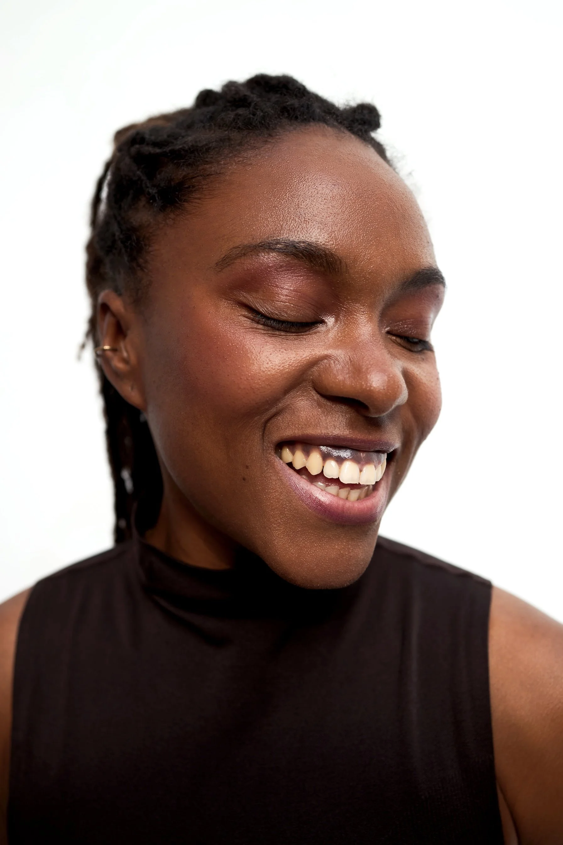 Natürliches Make-Up an einer POC Frau.