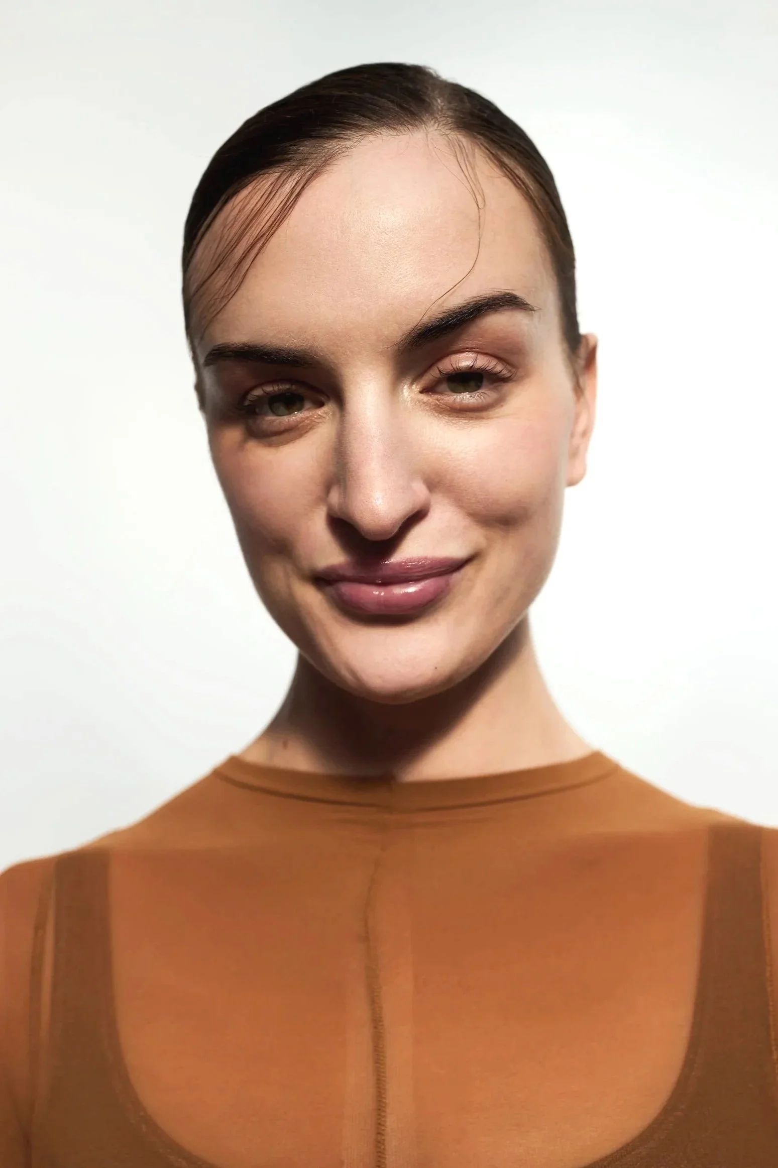 Ein Editorial Look aus Sleek Bun kombiniert mit natürlichem Make-Up.