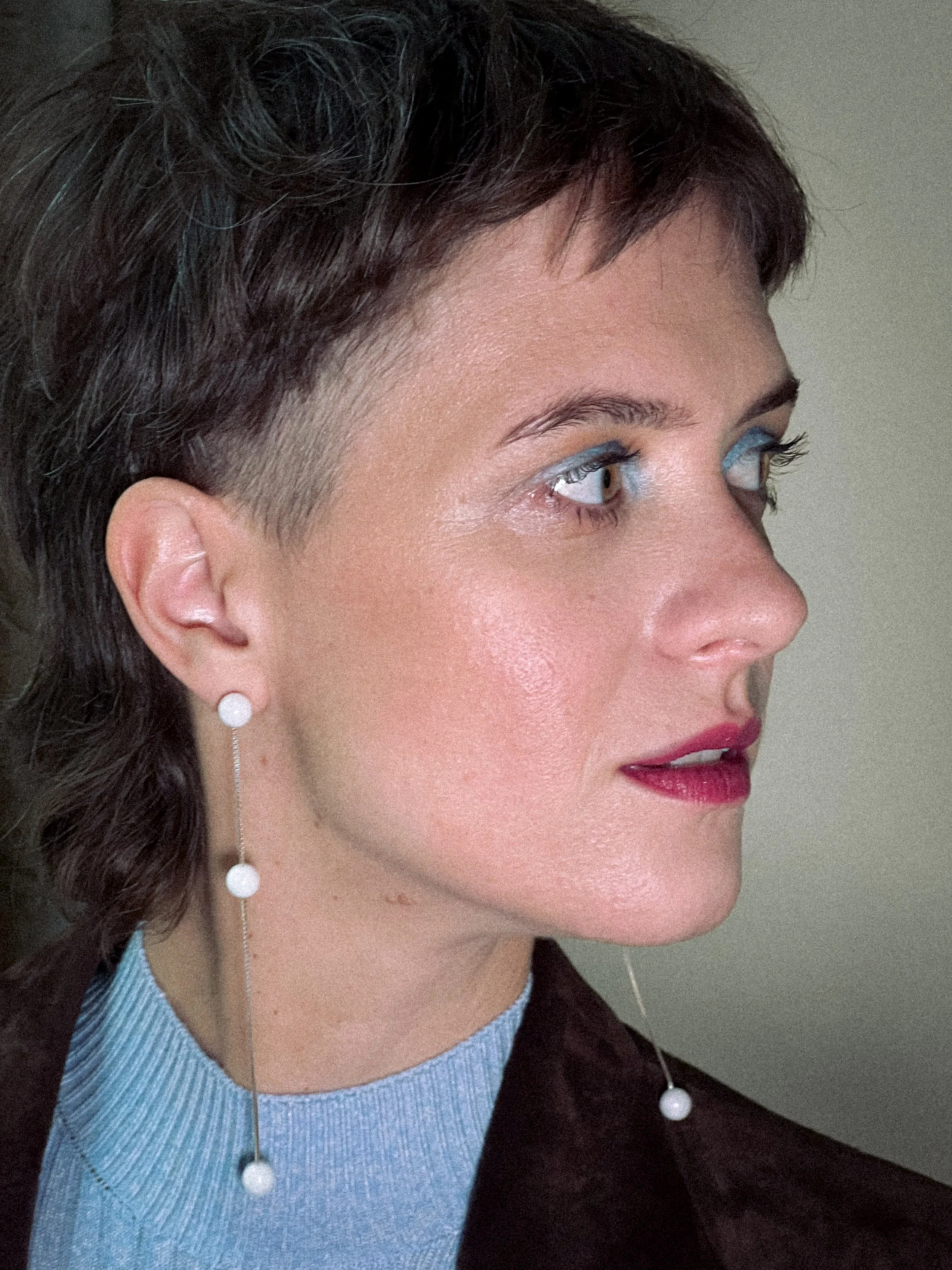 Die deutsche Schauspielerin Liv Lisa Fries mit hellblauem Lidschatten und fuchsiafarbenem Lippenstift.