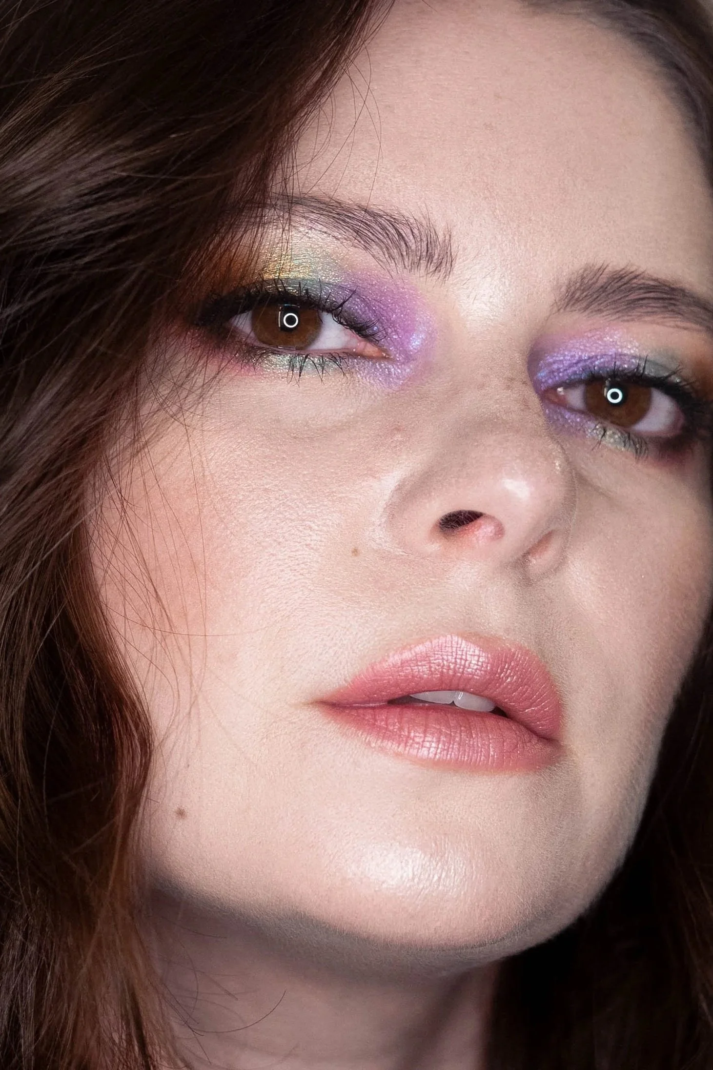 Regenbogen Make-Up, bunter Lidschatten, strahlende Haut, glowy skin, editorial make-up look mit braunen Augen und braunen Haaren.