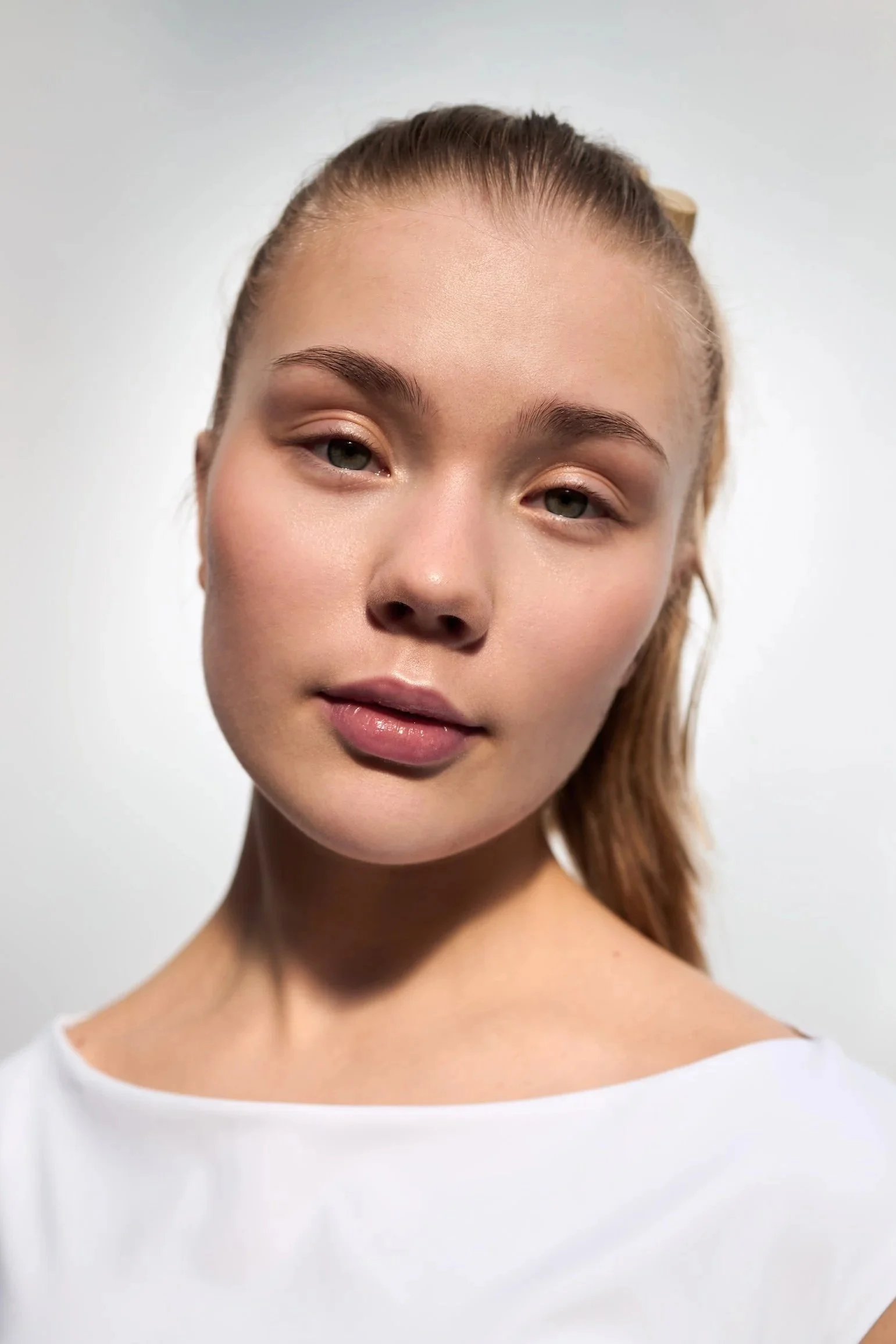 Natürliches Make-Up mit sanft betonten Augen, Wangen und Lippen.