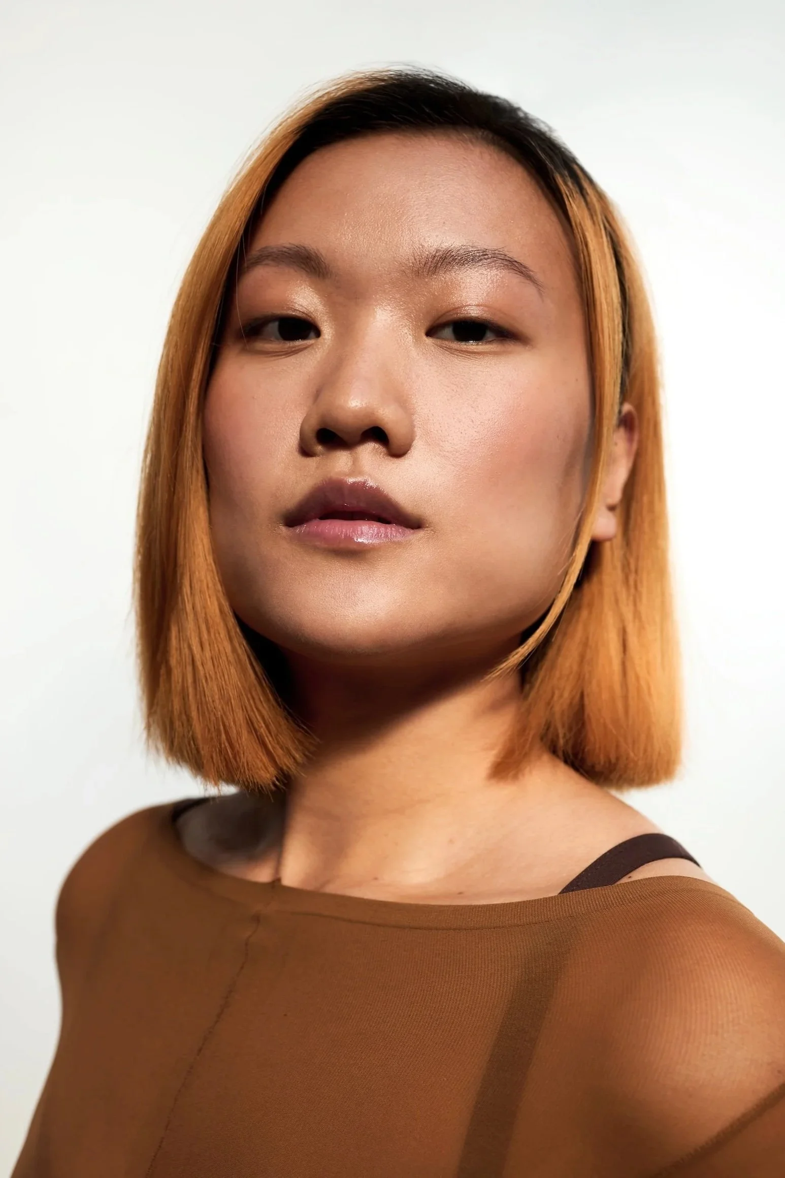 Selbstbewusstes Auftreten durch minimalistisches Make-Up an einer BIPOC Frau.