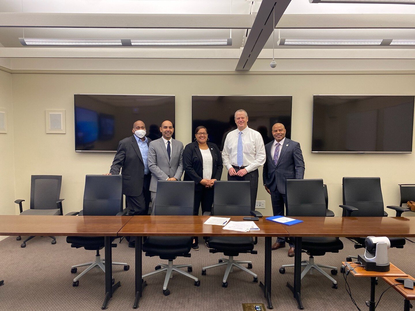 Here&rsquo;s a snapshot from the @mablacklatinocaucus latest meeting with @massgovernor ! We talked money for Black and Brown Businesses, Commuting Sentences, Housing, and more 🙌🏿

#Black #BlackandLatino #Advocacy #MApoli #BosPoli #WesternMA #Merri