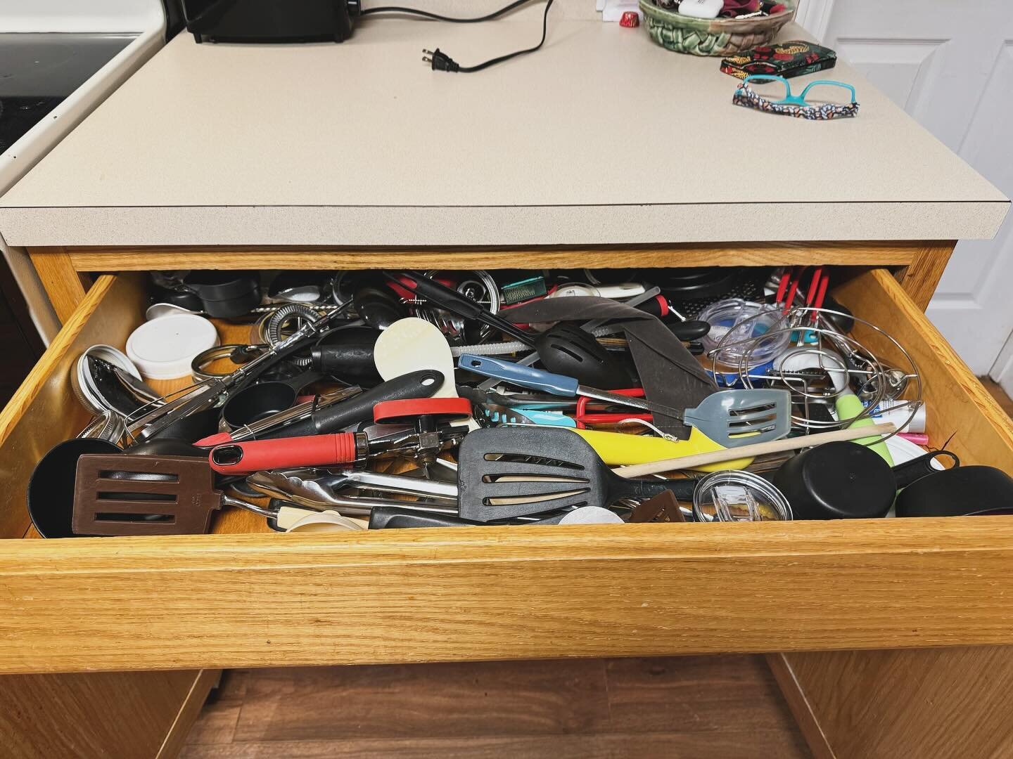 CATCH ALLS ➡️ SWIPE FOR AFTER 

We&rsquo;ve all been there rummaging through that one drawer that just holds ALLL the things. Or trying to get to that one big pot shoved to the back. 

Cue organizational systems that take a simple grouping approach a