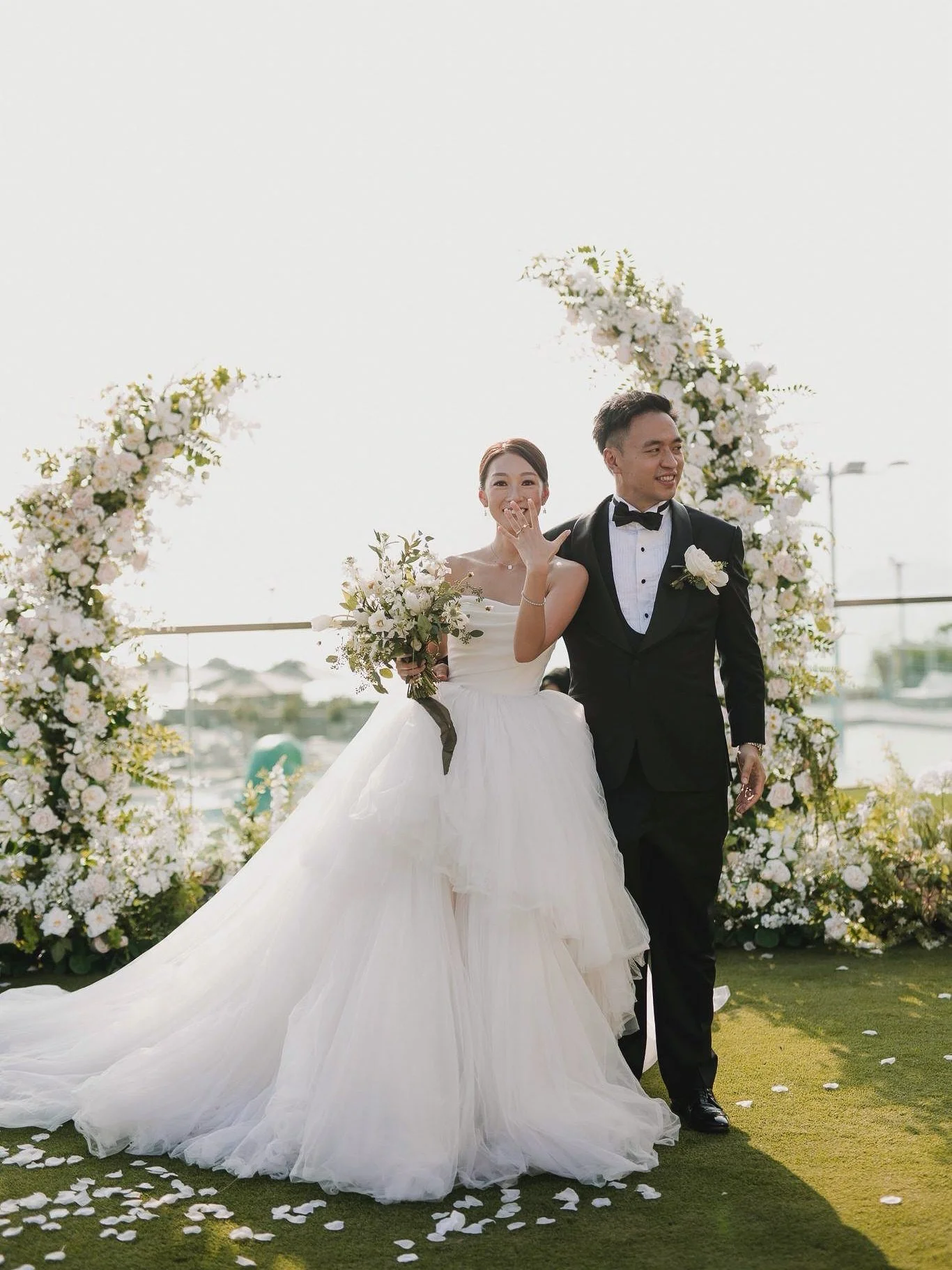 From morning tradition to the wedding ceremony💍
A rich red tone for the traditional ceremony,and a soft white-green palette for the wedding day. Designed to balance both cultural beauty and modern elegance❤️🤍

Florals @blissoftheday 
Photo @evelync