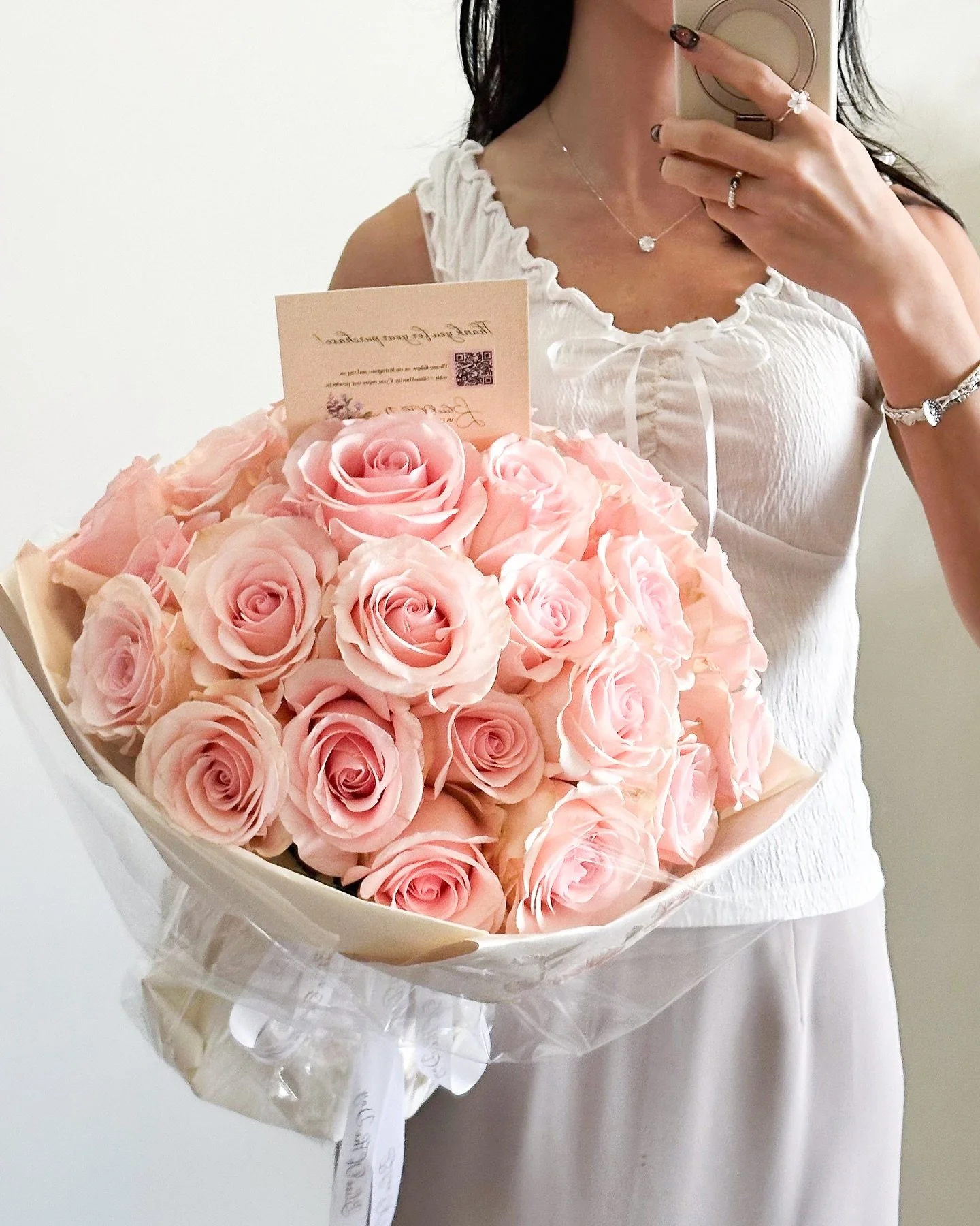 Blush roses that never go out of style 🌹

&middot;
Bliss Of The Day @blissoftheday
Modern Vintage Floral Atelier 𓆸 est. 2021
​
#花束 #送花 #花藝 #花藝師 #週年紀念 #hkflorist #floralstylist #floralarrangement #hkflower #hkflowershop