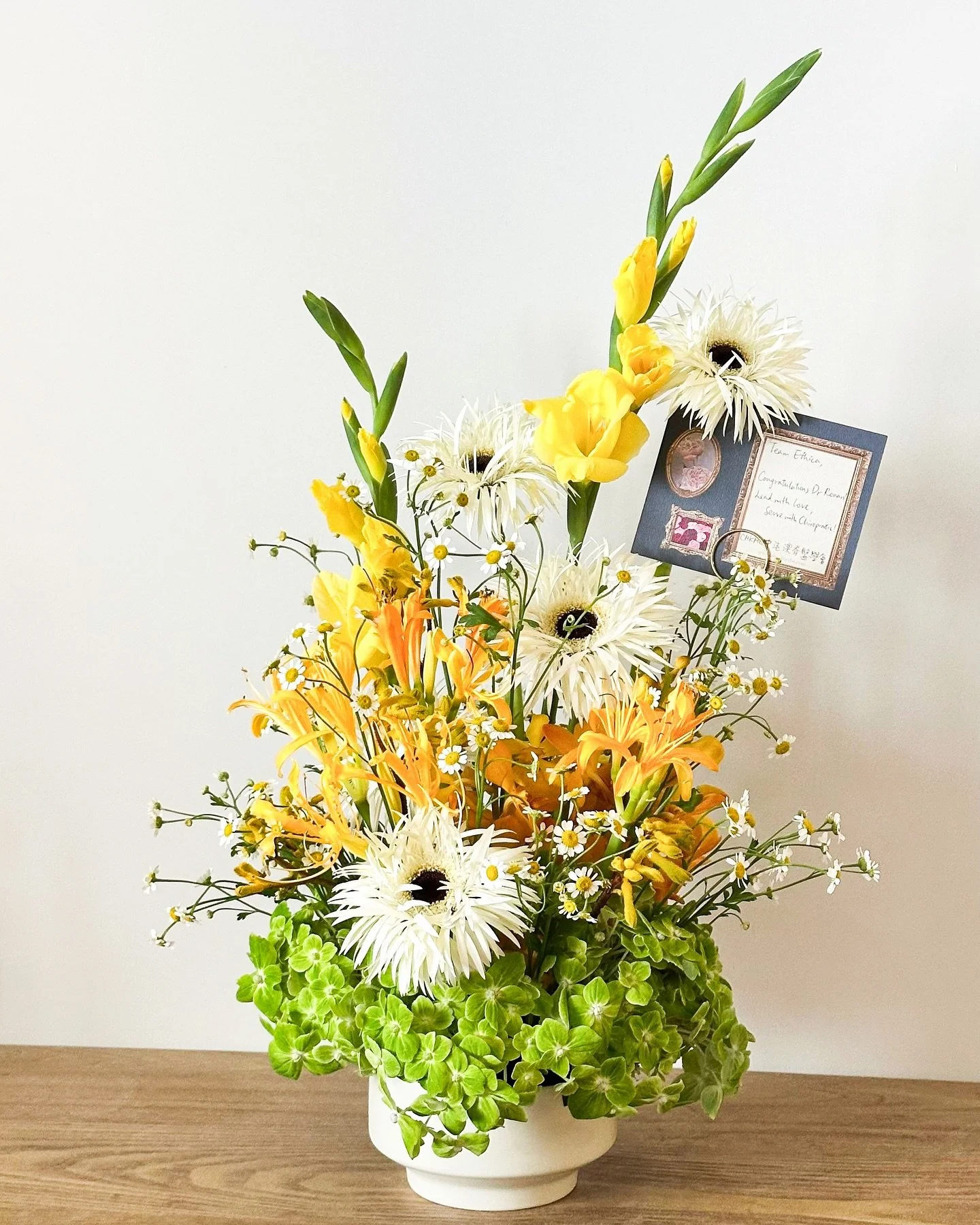 Sometimes, a bright floral gift says it all ✨ warmth, cheer, and a little bit of love in colour.

🪄Perfect for birthdays, new beginnings, or simply to brighten someone&rsquo;s day💛🧡

DM us for bespoke floral gifts💌

#openingflower #hkfloral #flor