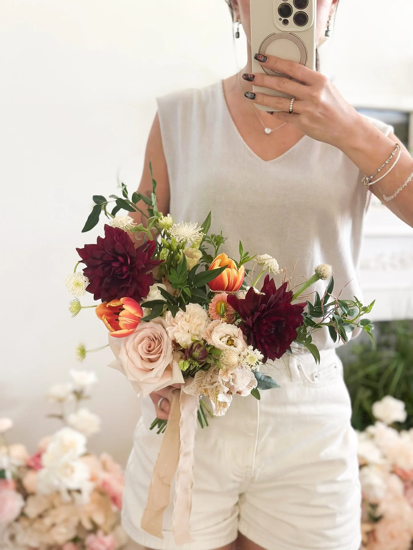 Testing different bouquet styles using the same set of blooms💐 Which bouquet style would you choose？☺️

&middot;
Bliss Of The Day @blissoftheday
Modern Vintage Floral Atelier 𓆸 est. 2021
​
#hkflorist #floralstylist #floralarrangement #hkflower #hkf