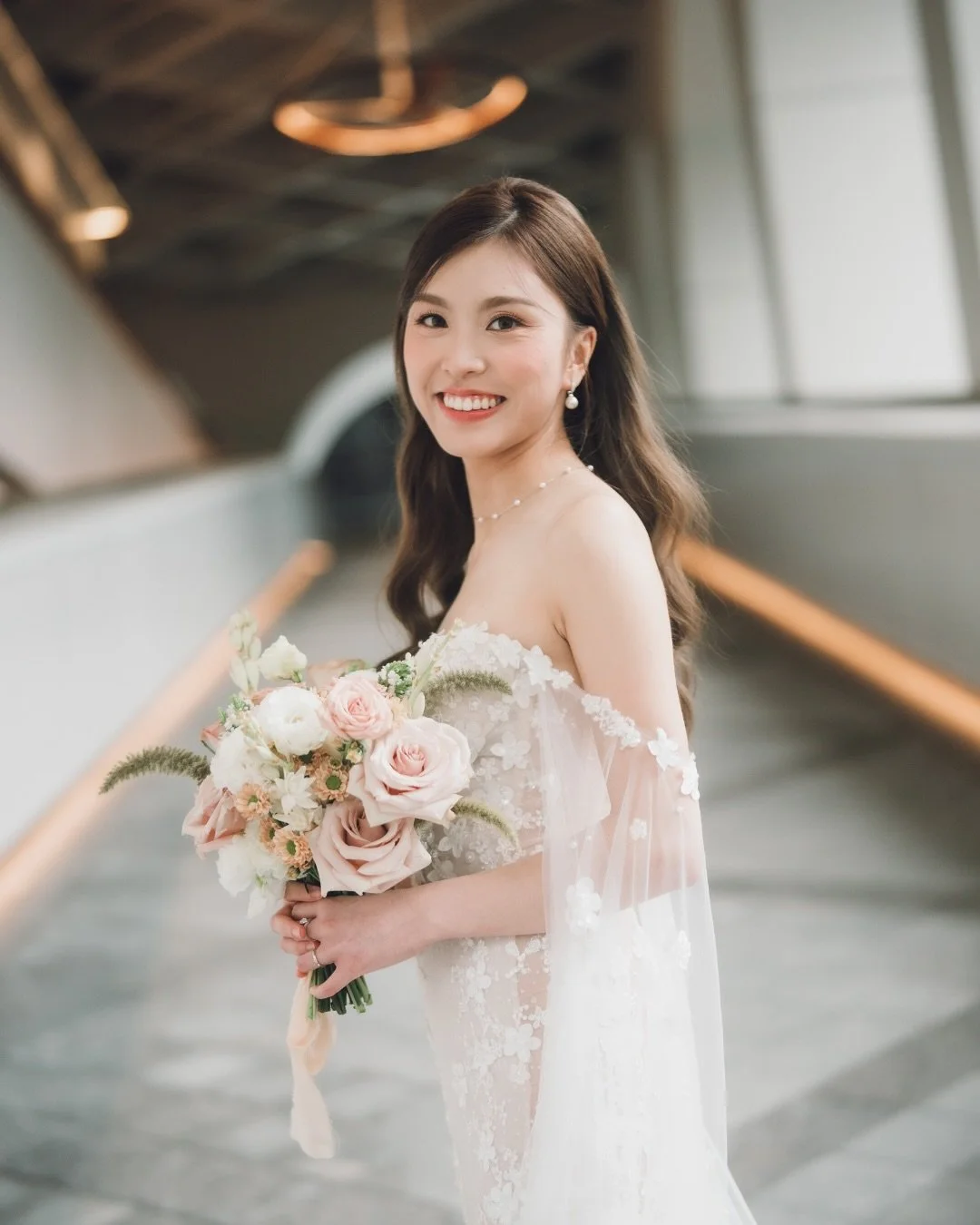 The same bouquet, seen in different moments 🤍

In motion, in stillness, in between.
Designed to sit naturally with the bride👰🏻&zwj;♀️ wherever the day takes her.

Which moment is your favourite?

Photography @_m_capture @akimoto 
Florals &amp; Dec