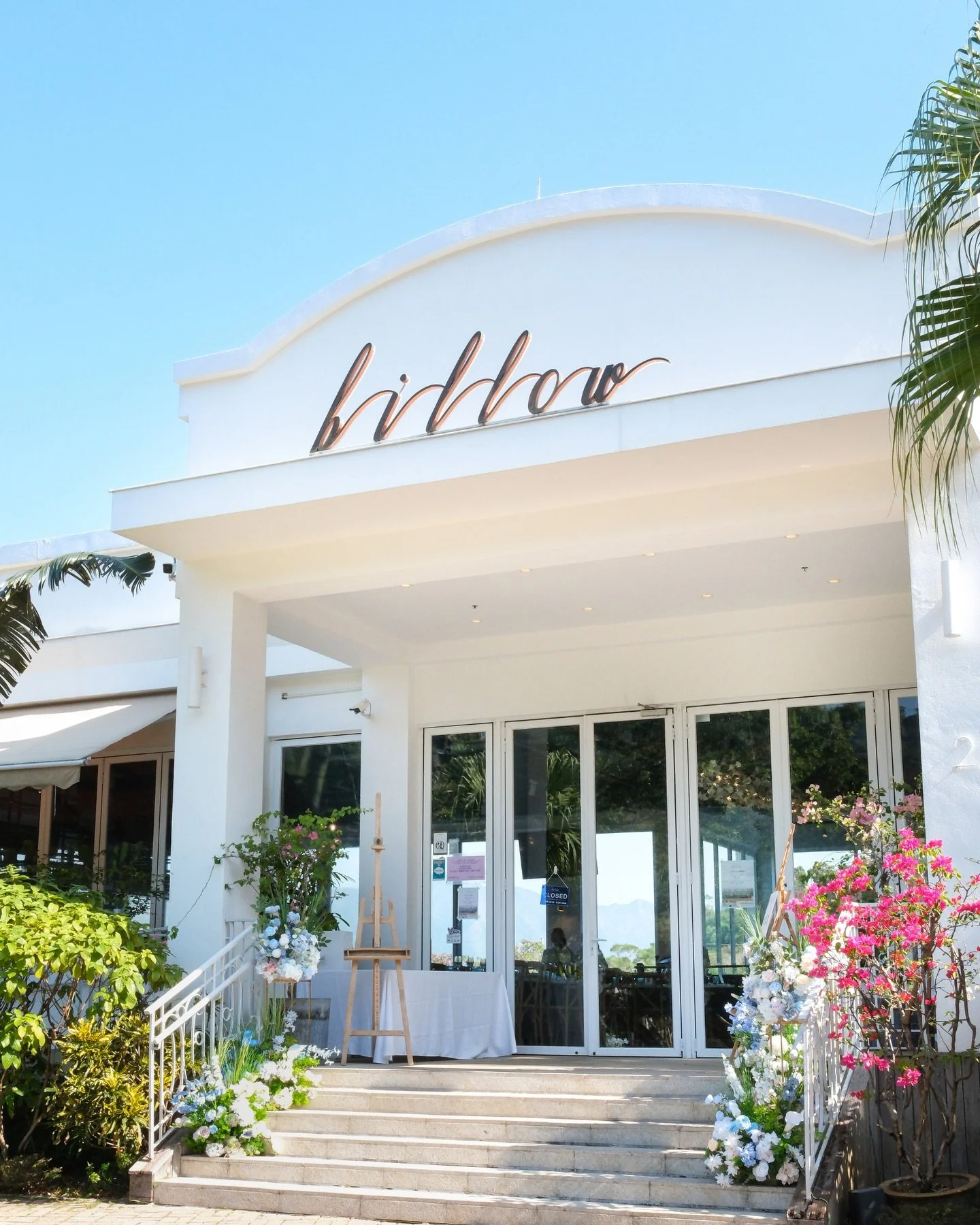 A minimal garden lunch for Tony &amp; Juno at Billow @billow_bar.seafood.bistro 🌿

The mix of champagne, peach, and soft blue created such a fresh vibe against the white architecture. Are you a fan of this soft palette, or do you prefer something bo