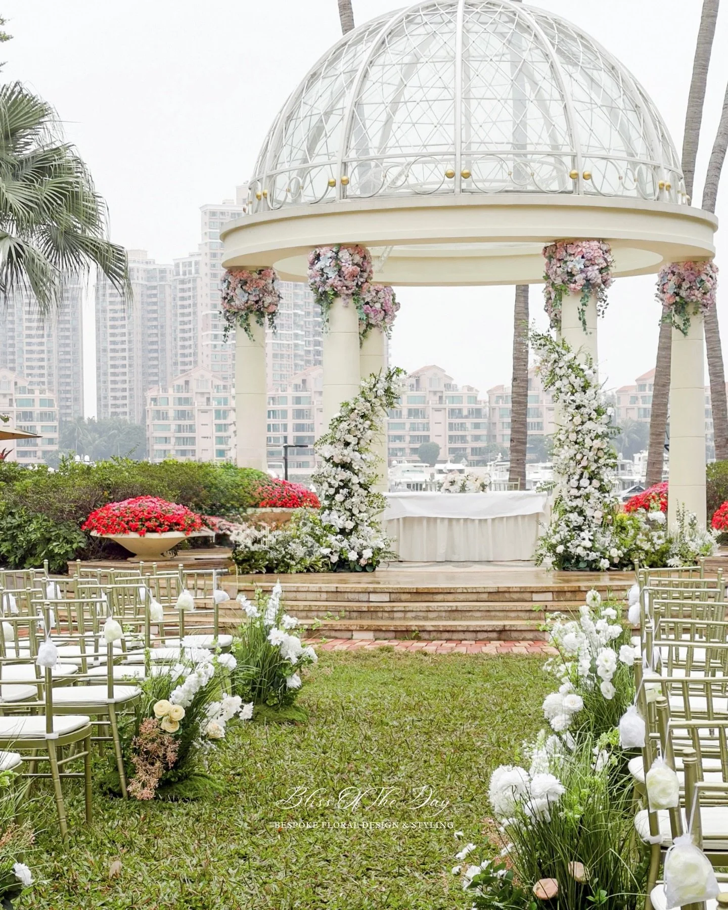 Garden wedding goals! 🌿🤍 Looking back at this stunning setup at Hong Kong Gold Coast Hotel @goldcoasthotel .That dreamy gazebo backdrop and the fresh lawn vibes... the perfect setting for a simple yet grand celebration. Swipe to see the reception d